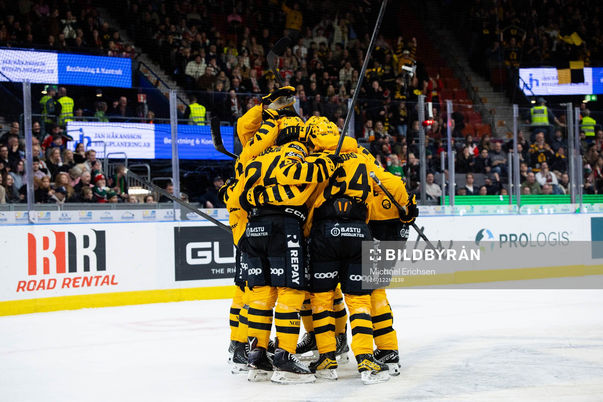 Skellefteås Oscar Lindberg jublar med lagkamrater