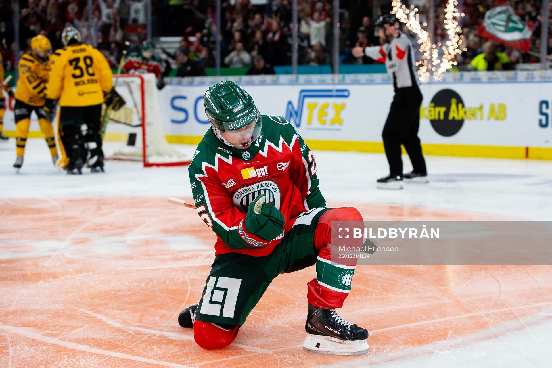Frölundas Arttu Ruotsalainen jublar