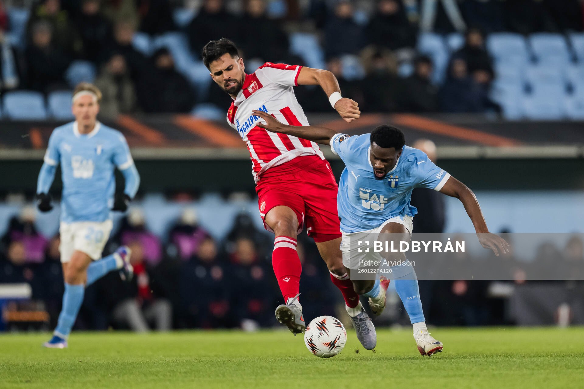 Rodrigao of Crvena Zvezda and Emmanuel Ekong of Malmö FF