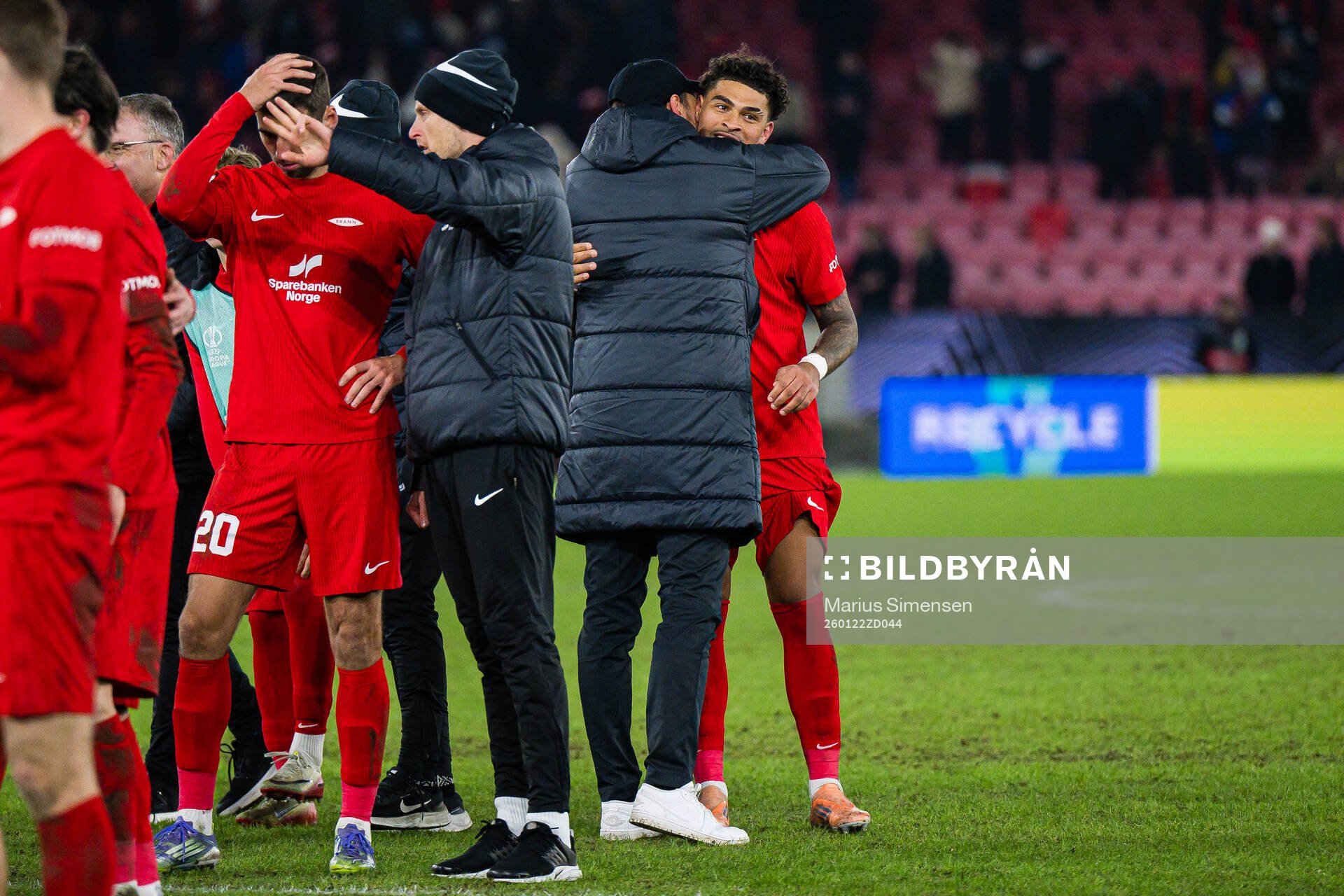 Head coach Freyr Alexandersson and Noah Holm of Brann