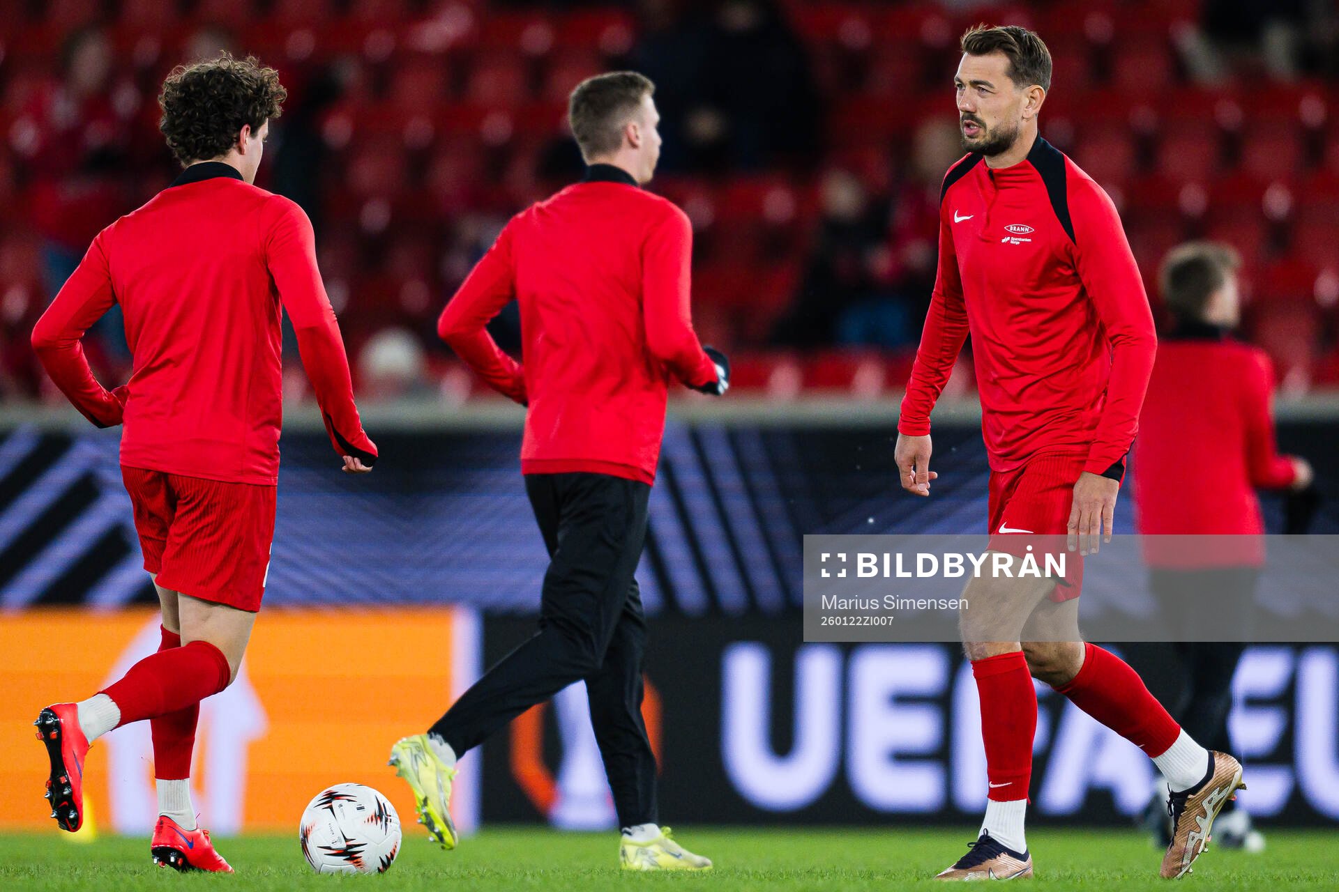 Fredrik Pallesen Knudsen of Brann warms up