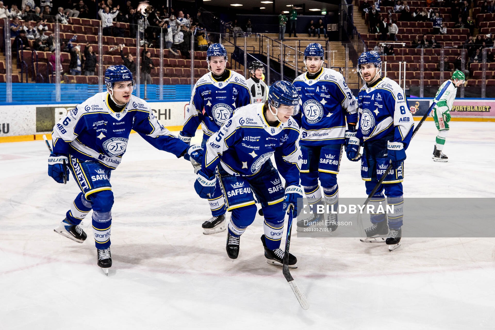 Leksands Alexander Lundqvist jublar med lagkamrater