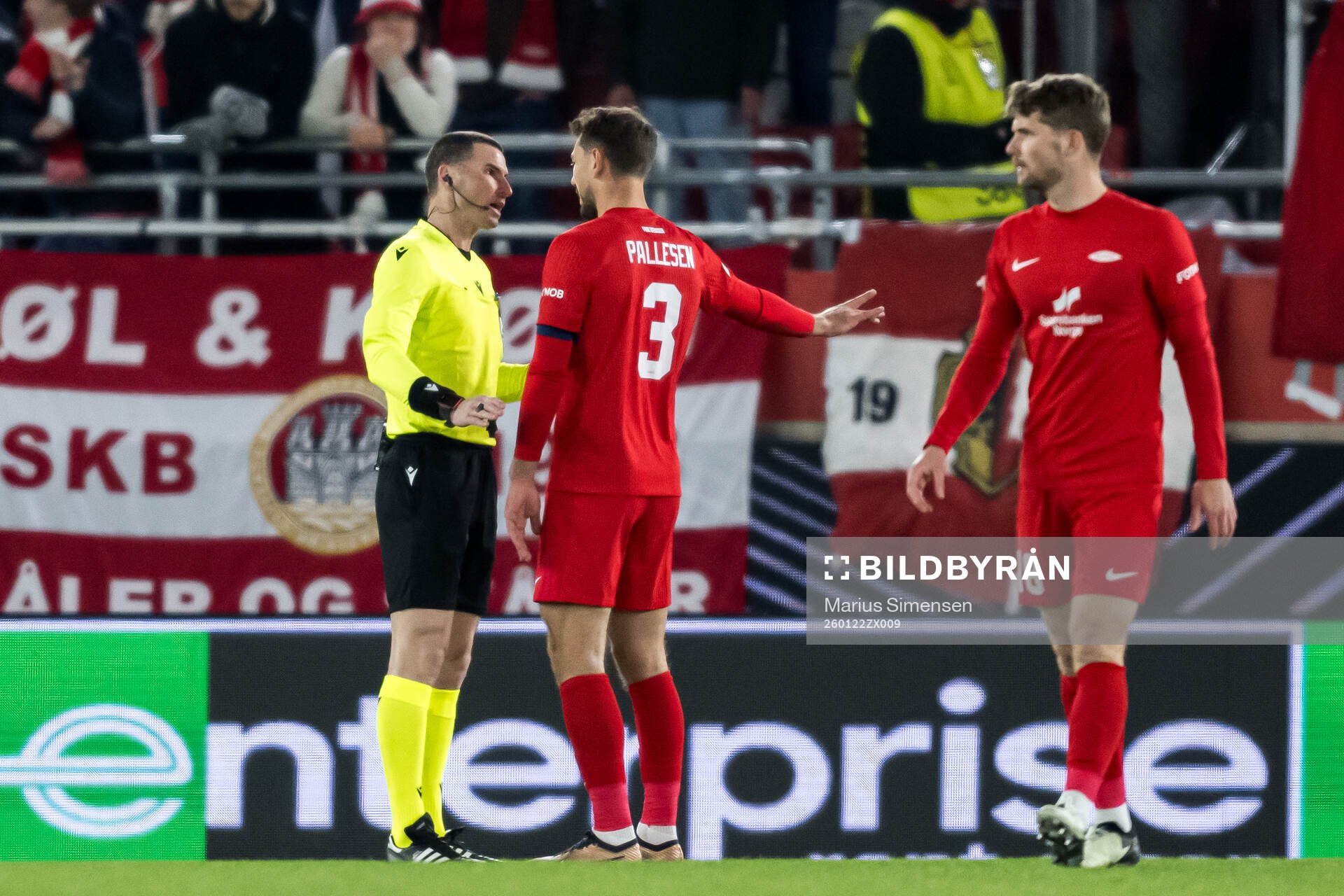 Referee Georgi Kabakov and Fredrik Pallesen Knudsen of Brann