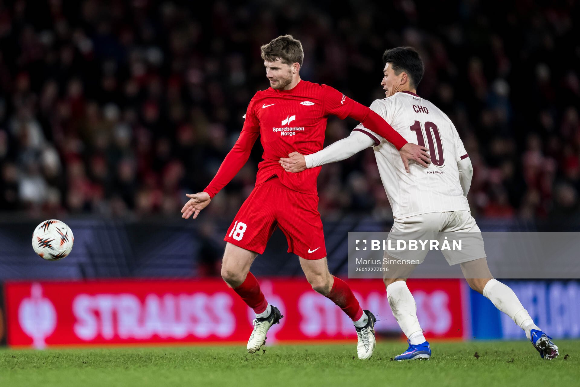 Jacob Sørensen of Brann and Guesung Cho of Midtjylland