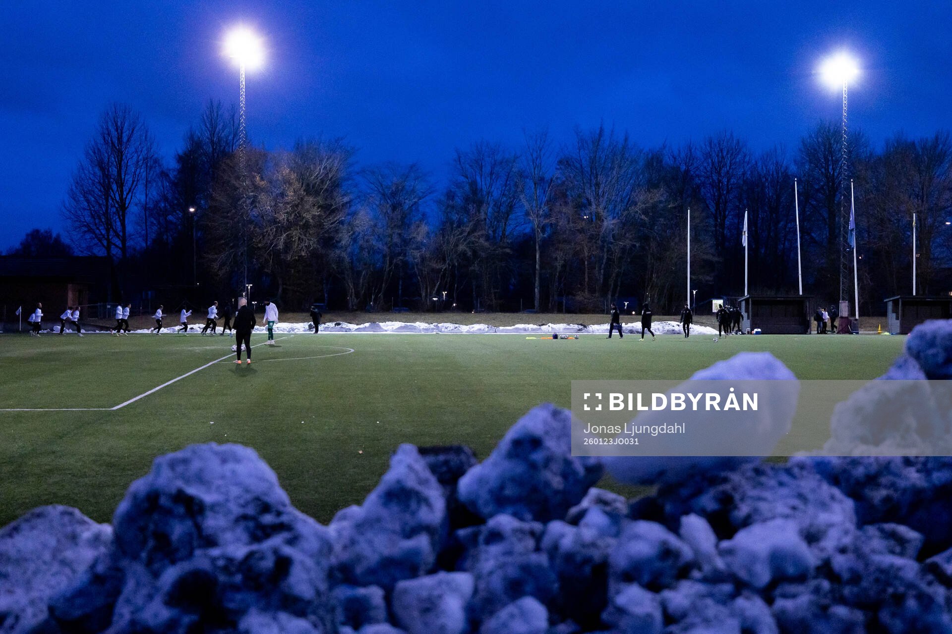 Sportfältet Teleborg med snöhögar