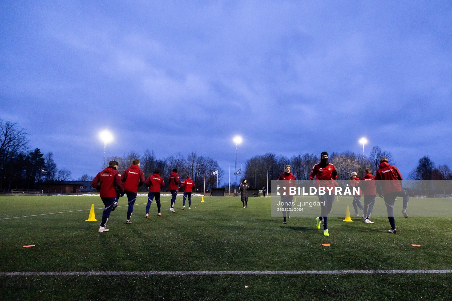 Östers IFs spelare värmer upp