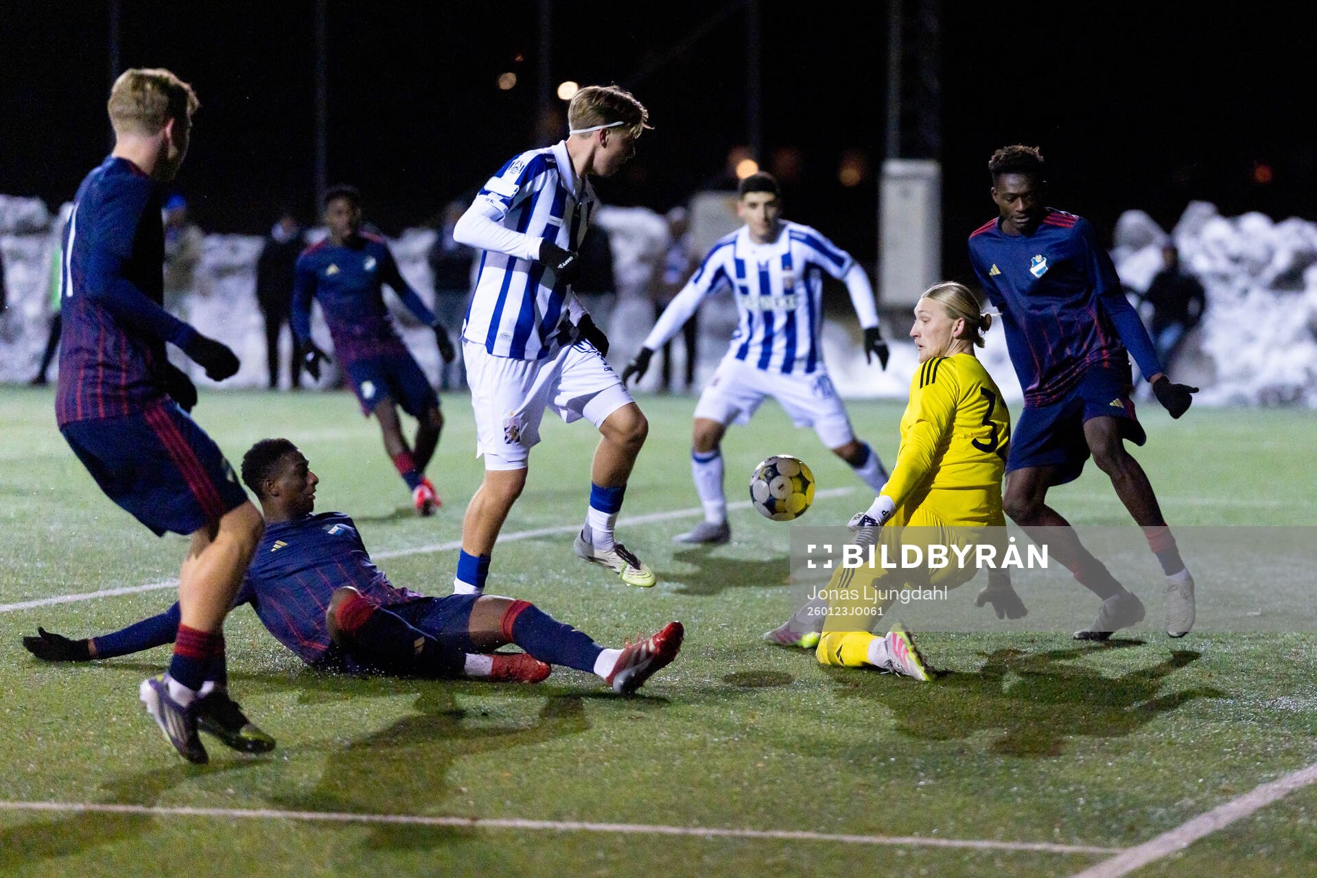 IFK Göteborgs Oliver Månsson, Östers IFs målvakt Carl