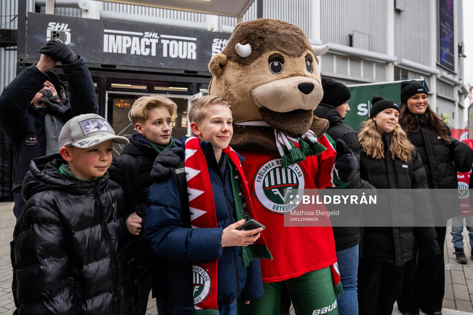 Besökare tar bild med Frölundas maskot Frölle