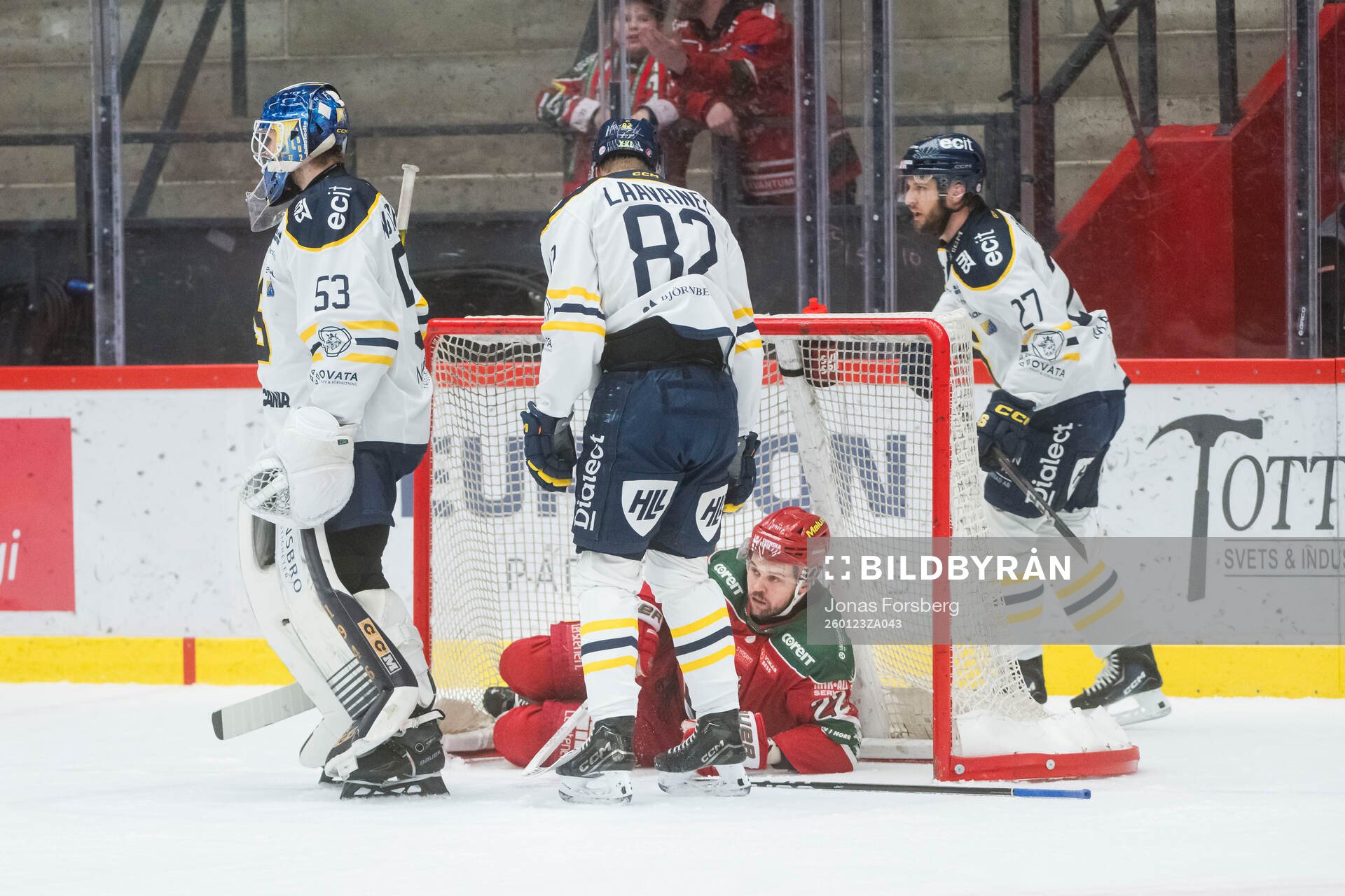 Modos Måns Carlsson och Södertäljes målvakt Niclas