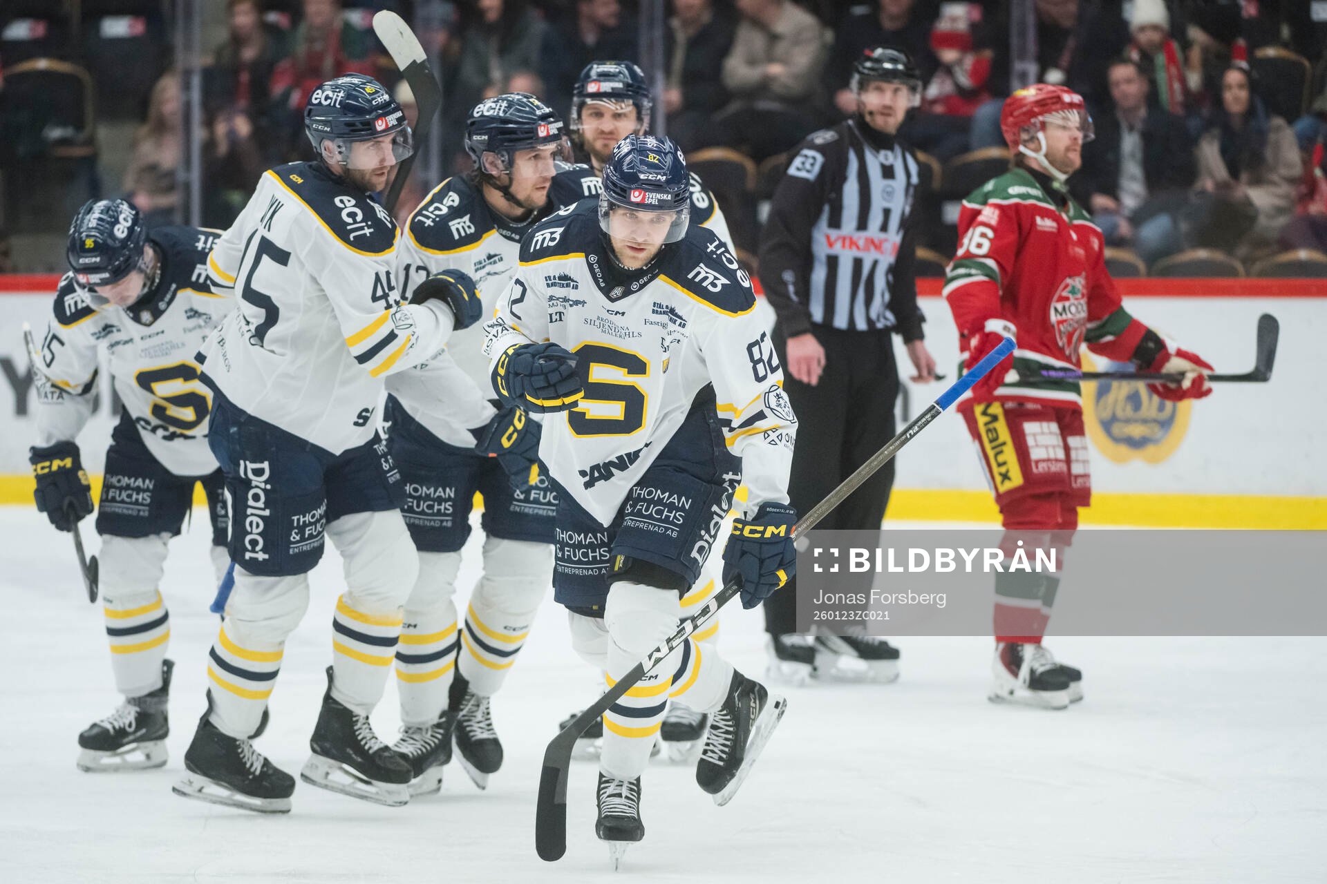 Södertäljes Roope Laavainen jublar med lagkamraterna