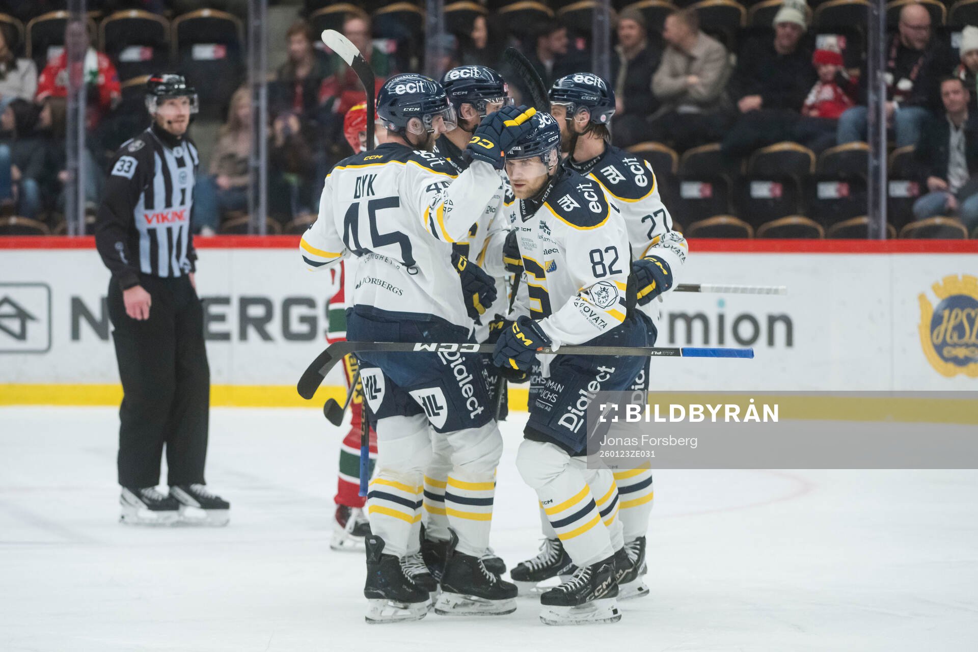 Södertäljes Roope Laavainen jublar med lagkamraterna