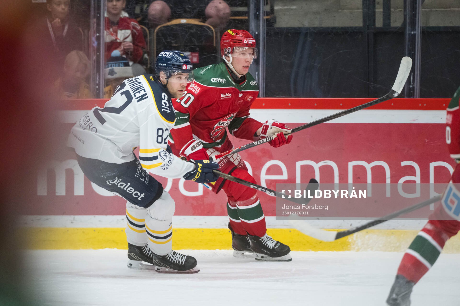 Södertäljes Roope Laavainen och Modos Milton Gästrin