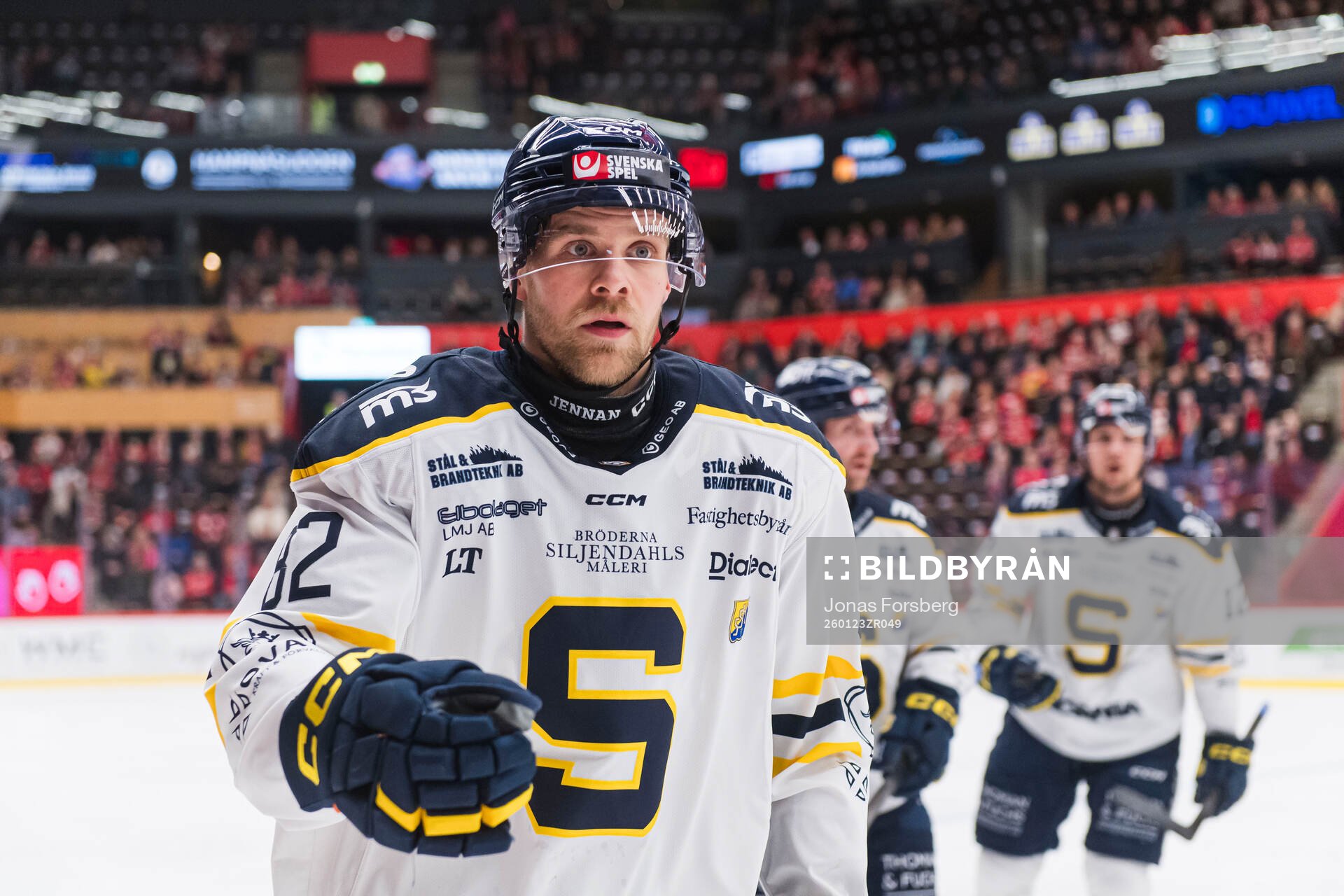 Södertäljes Roope Laavainen eter sitt 0-2 mål