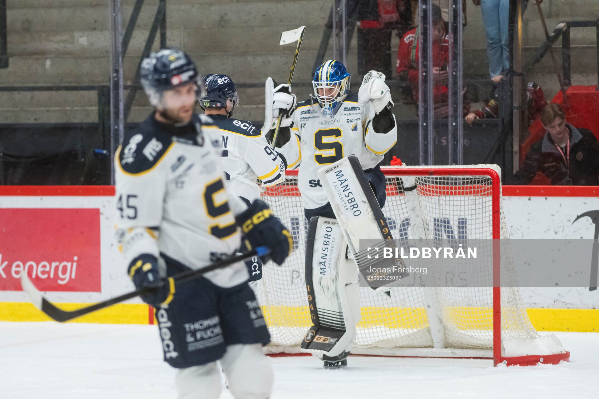 Södertäljes målvakt Niclas Westerholm jublar