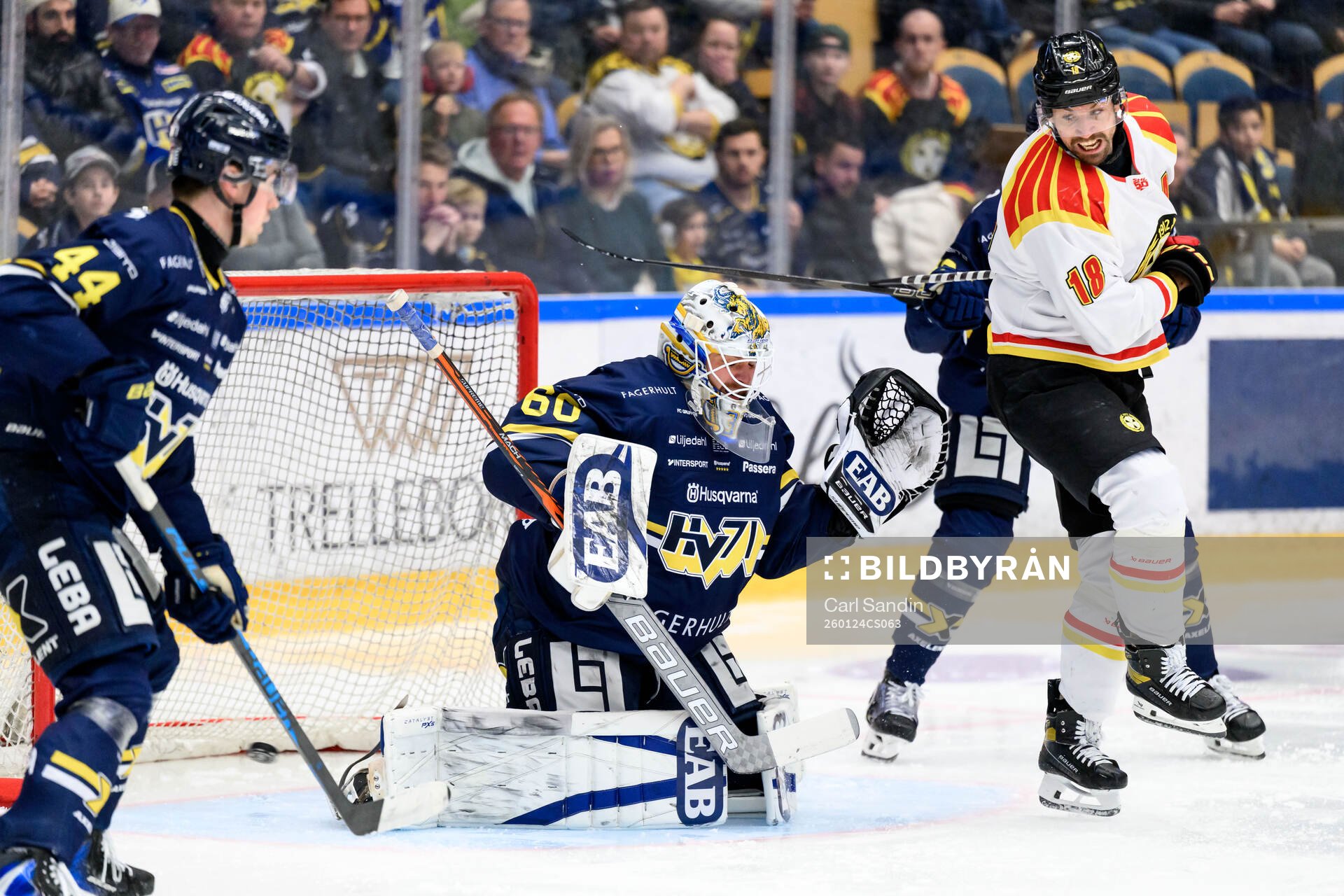 HV71s målvakt Felix Sandström och Brynäs Anton Rödin