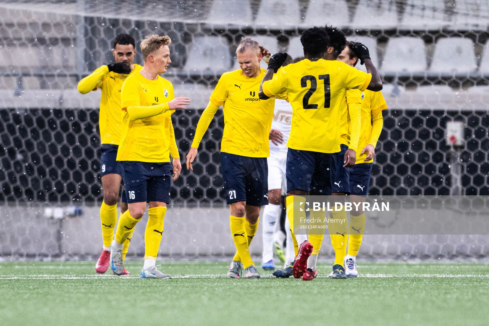 Ljungskiles Jonathan Liljedal jublar med lagkamrater