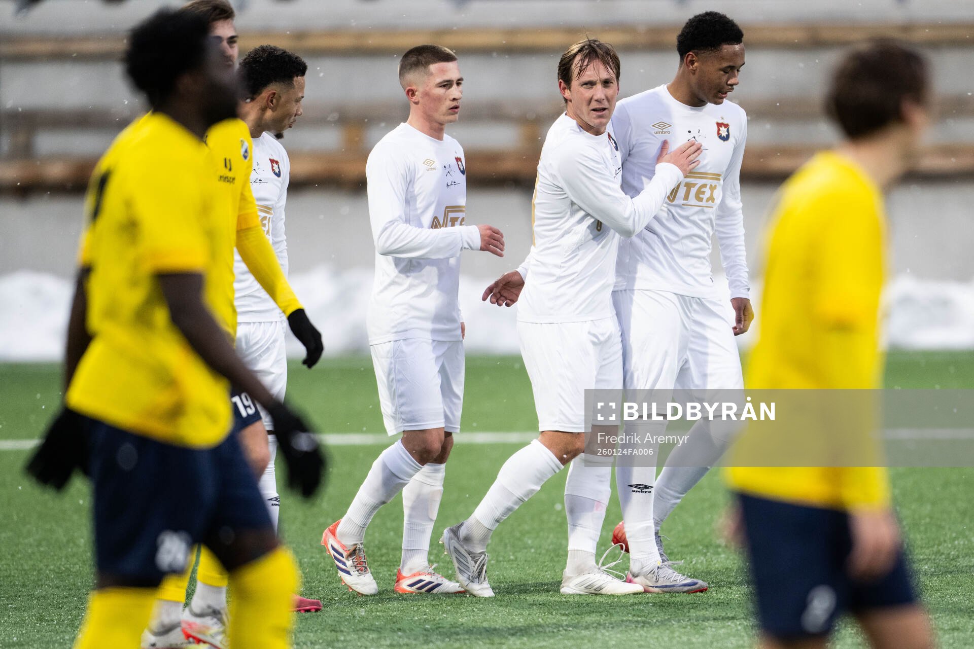 Örgrytes Marlon Ebietomere jublar med lagkamrater