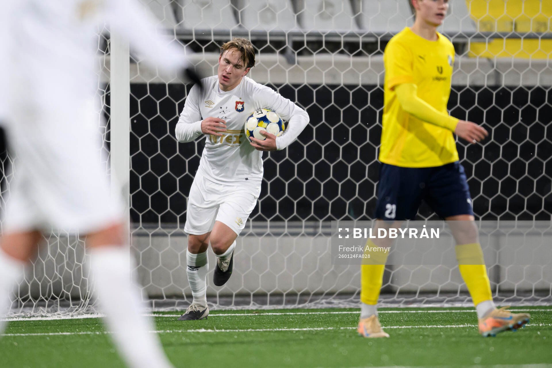 Örgrytes Månz Karlsson hämtar bollen i mål