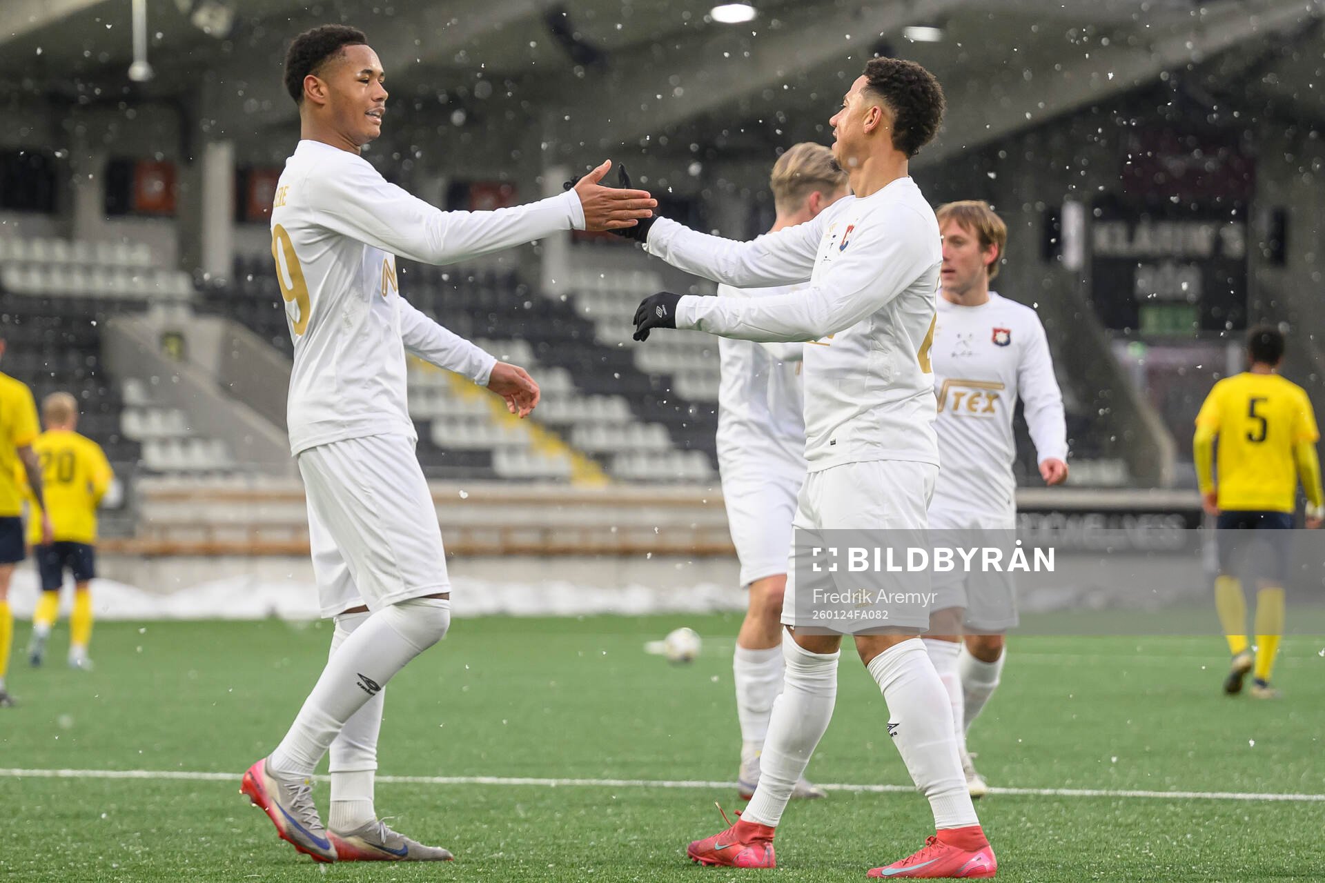 Örgrytes Marlon Ebietomere och Tobias Sana jublar