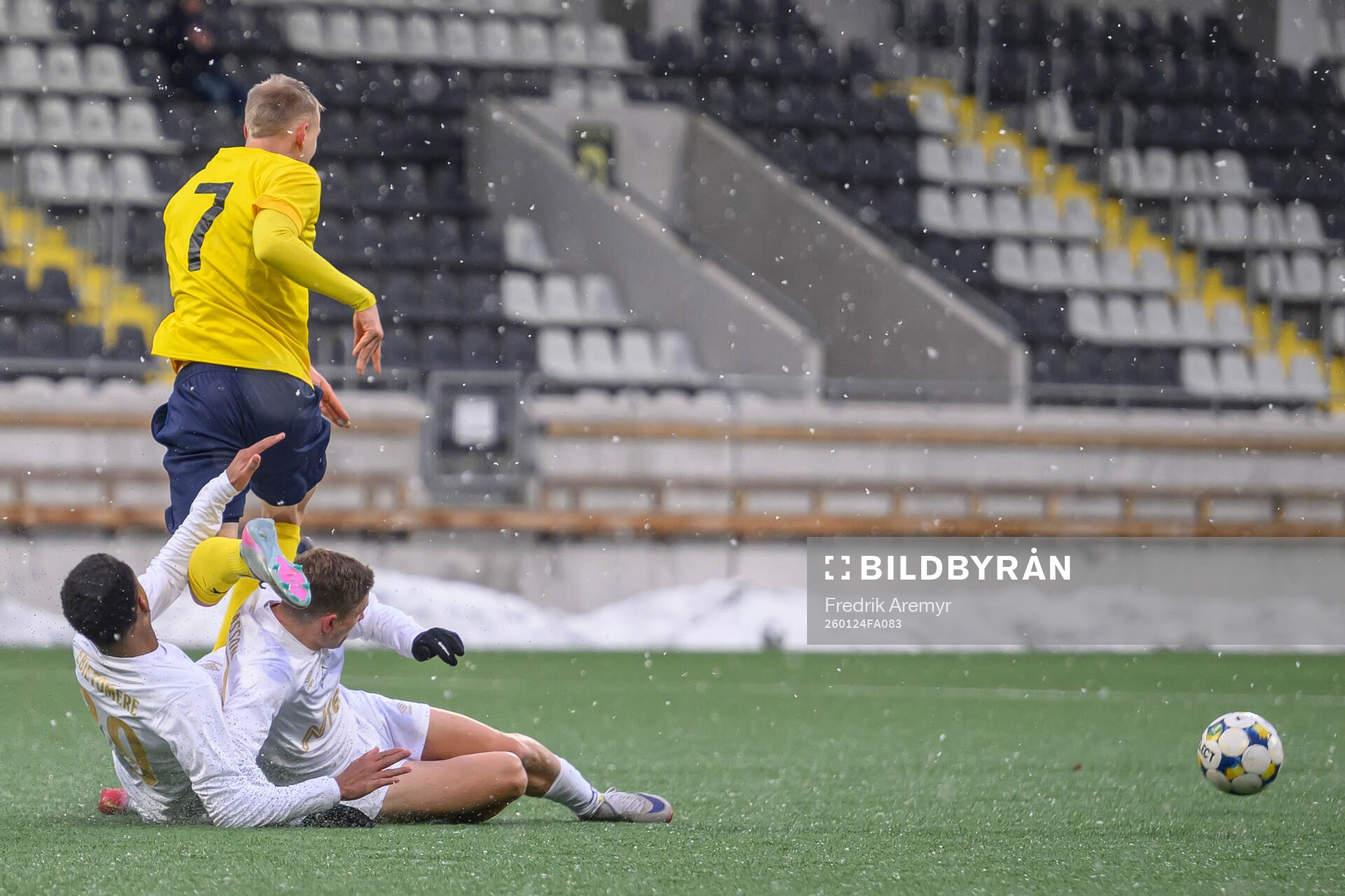 Örgrytes Marlon Ebietomere och Anton Andreasson  tacklar