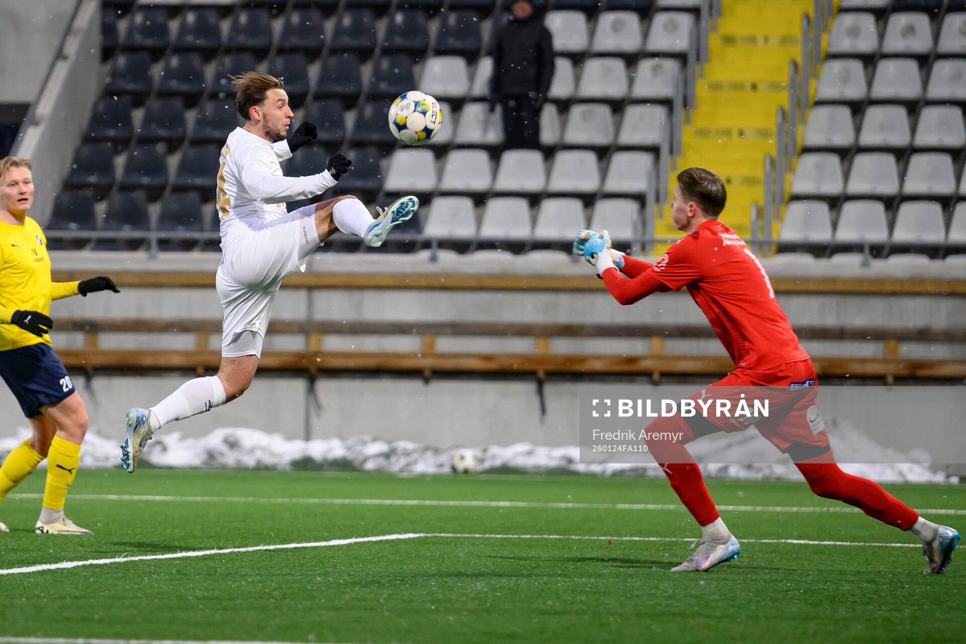Örgrytes William Svensson  och Ljungskiles målvakt Lukas