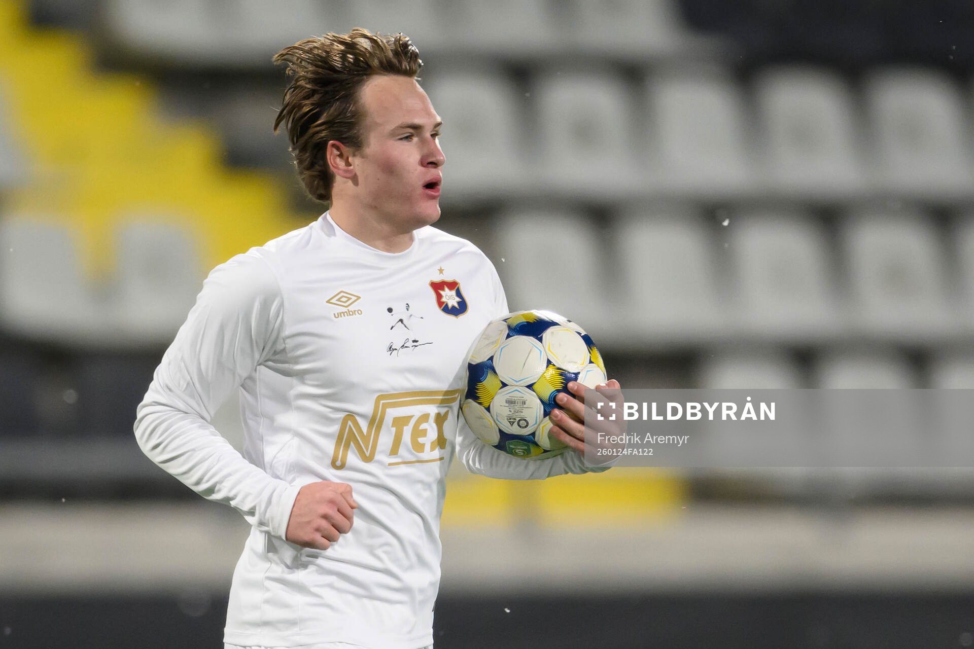 Örgrytes målskytt  Månz Karlsson jublar