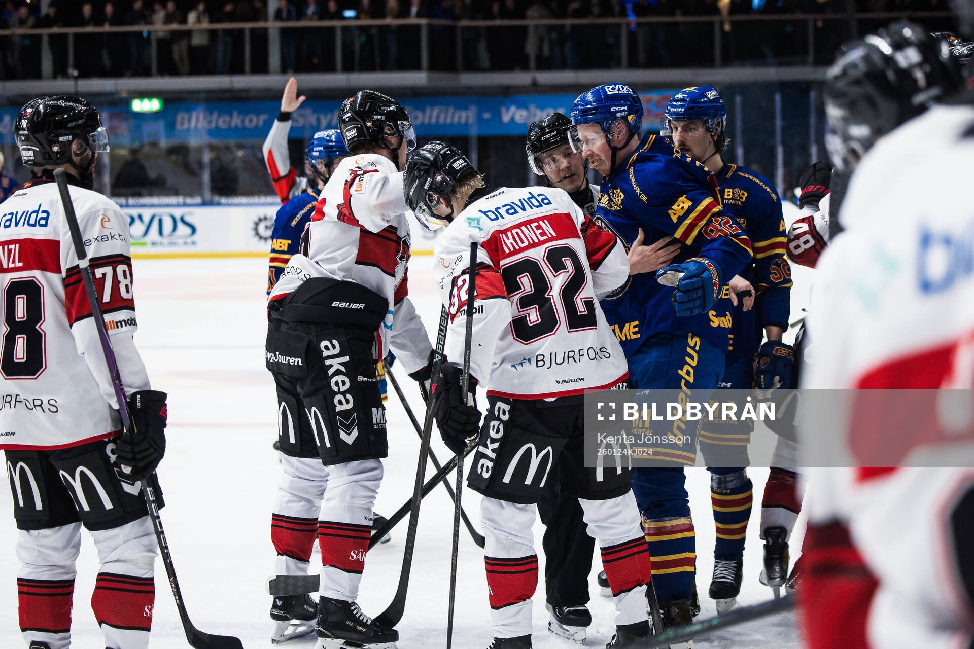 Djurgårdens Colby Sissons och Malmö Redhawks spelare