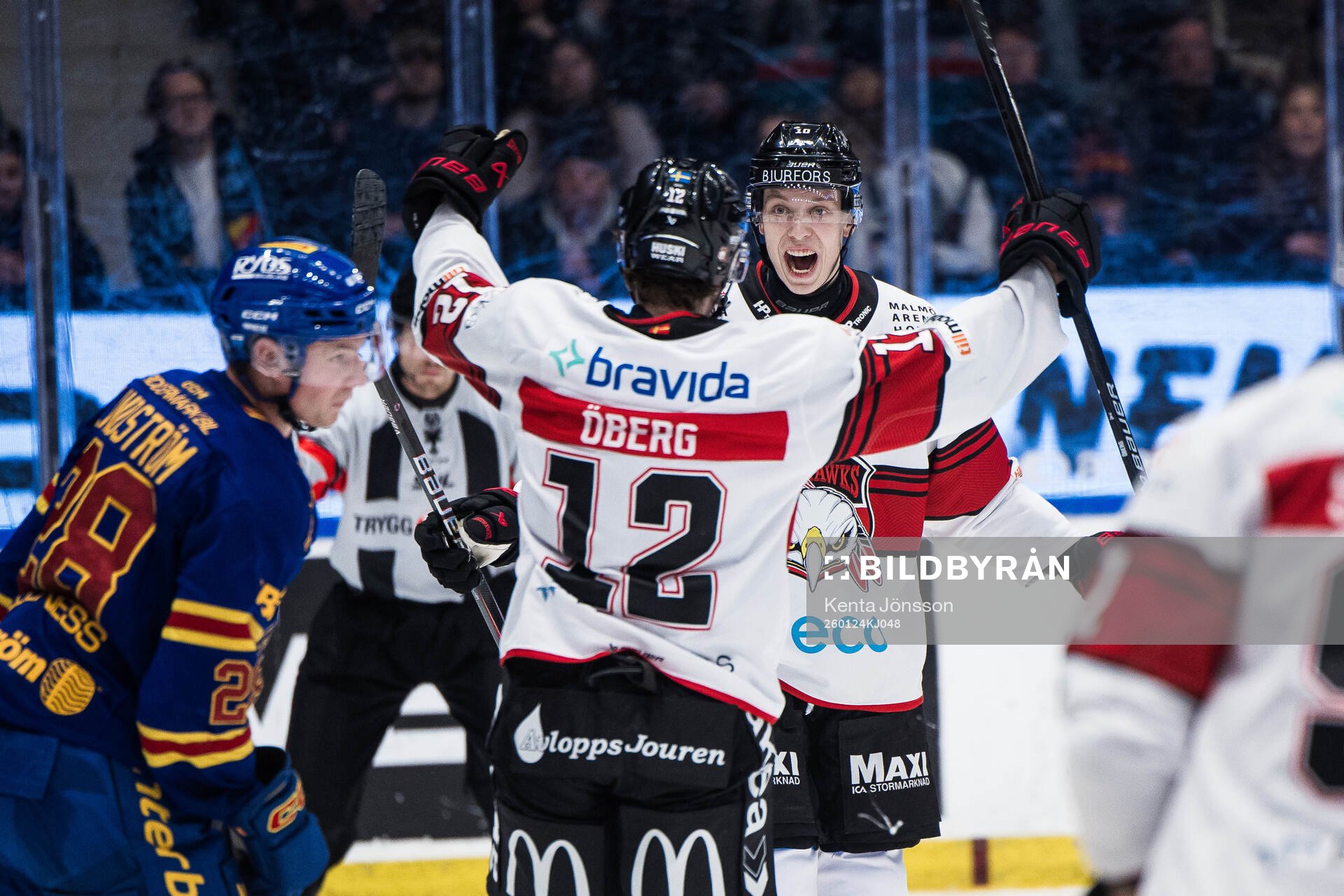 Malmö Redhawks Linus Öberg och William Von Barnekow jublar