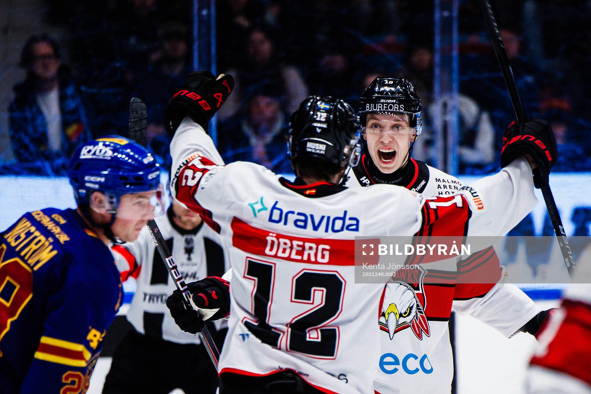 Malmö Redhawks Linus Öberg och William Von Barnekow jublar