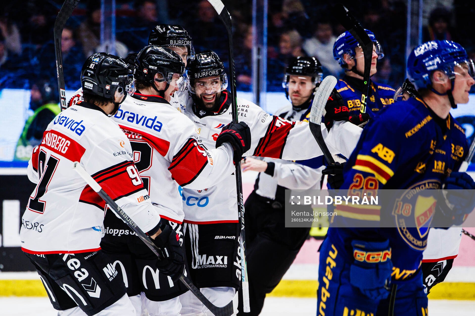 Malmö Redhawks Linus Öberg jublar med lagkamrater