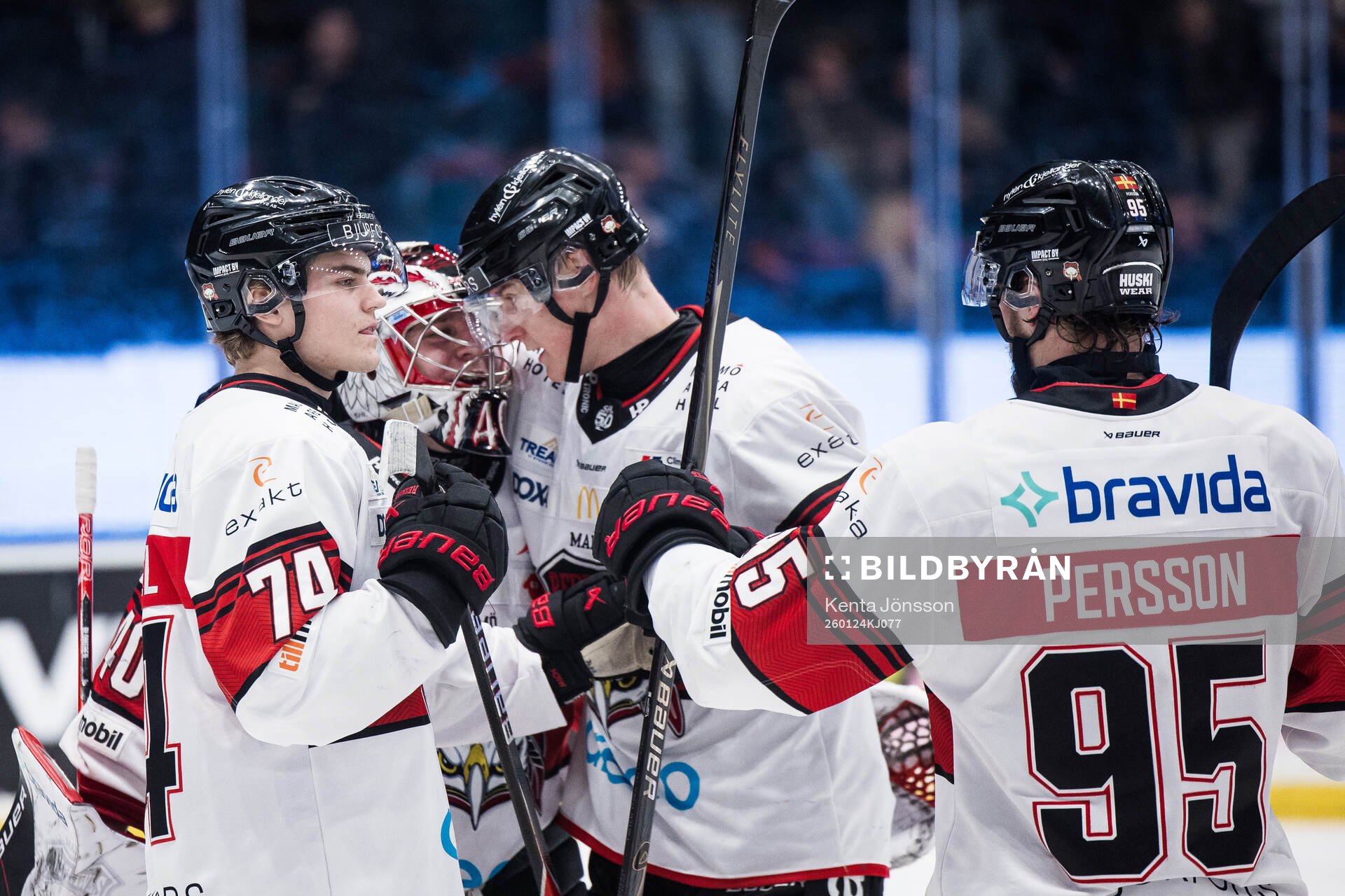 Malmö Redhawks målvakt Oskar Blomgren jublar