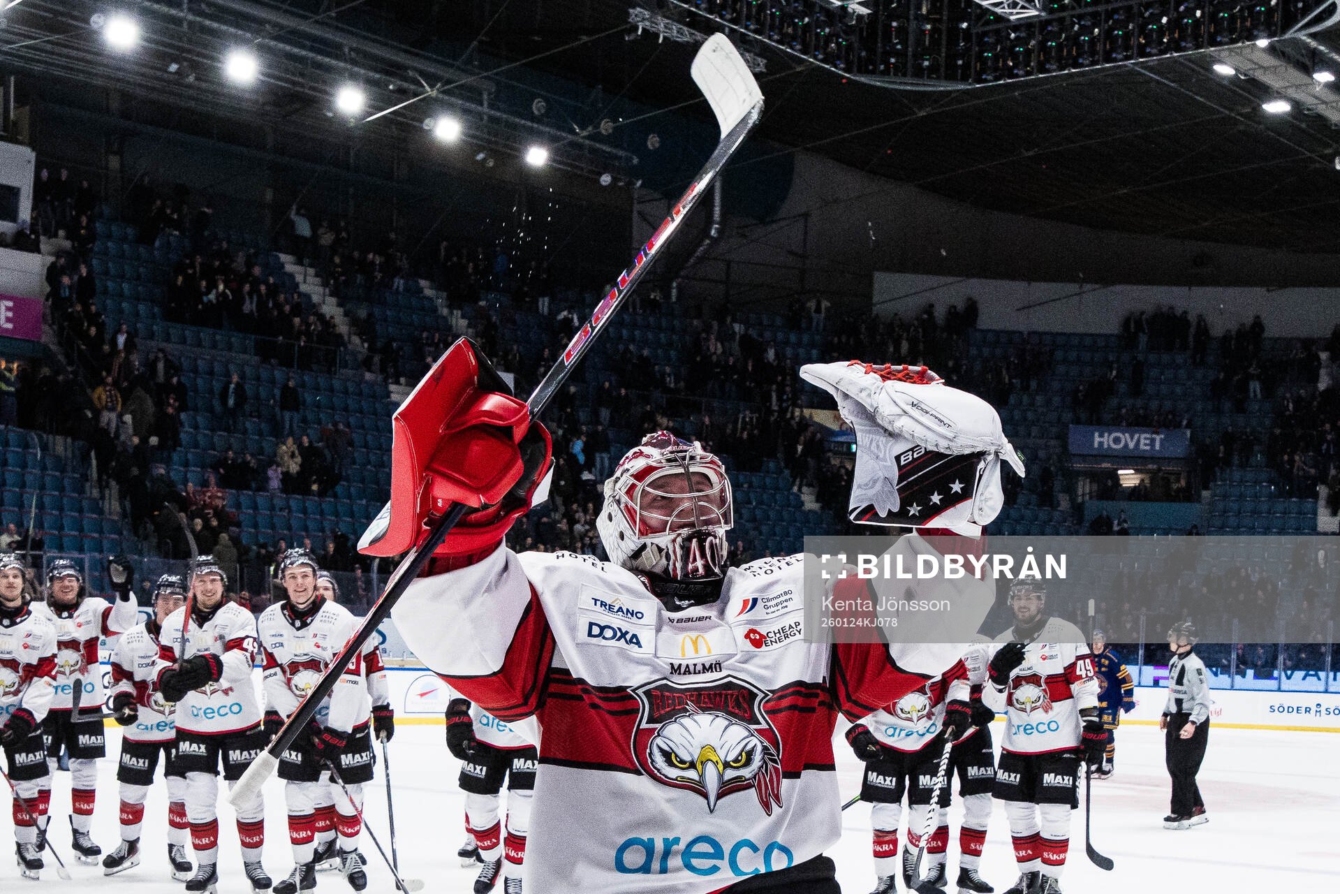 Malmö Redhawks målvakt Oskar Blomgren jublar