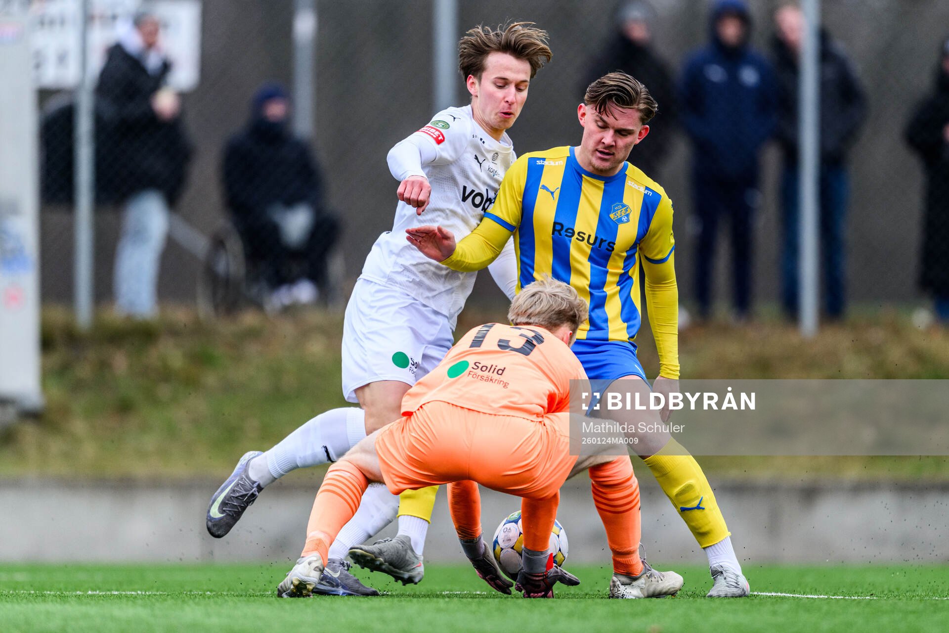 Helsingborgs Lukas Kjellnäs och Eskilsminnes målvakt