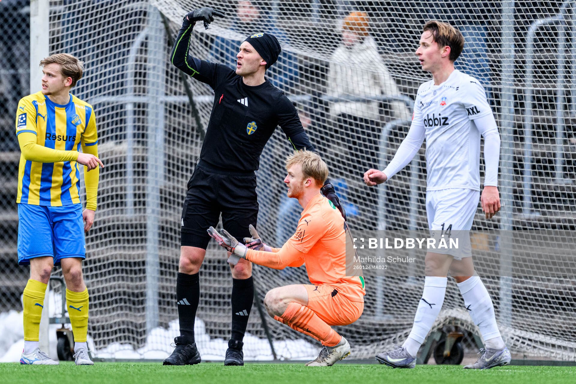 Domare Rasmus Eriksson och Eskilsminnes målvakt Hampus