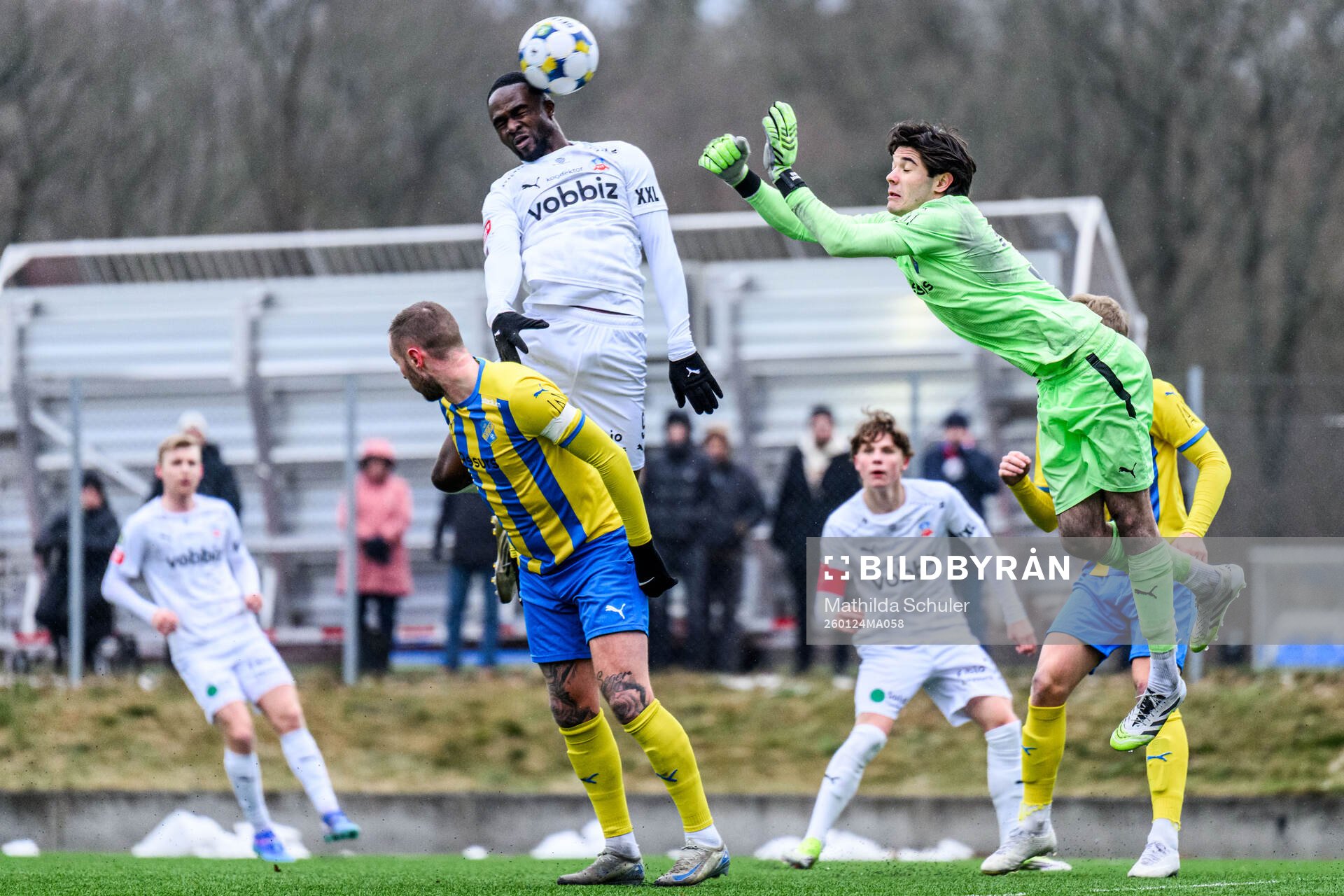 Helsingborgs Adam Akimey och Eskilsminnes målvakt Marcus