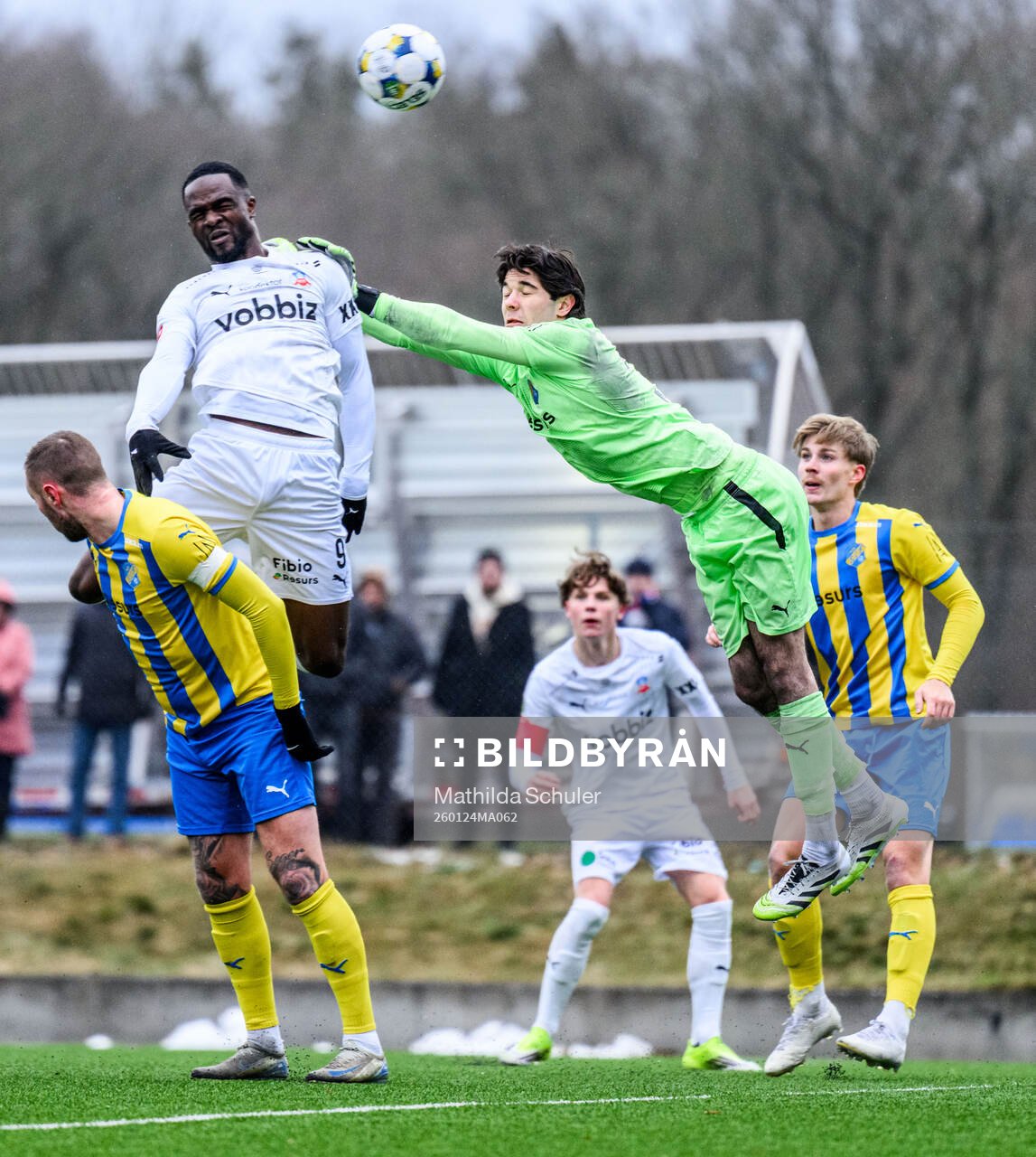 Helsingborgs Adam Akimey och Eskilsminnes målvakt Marcus