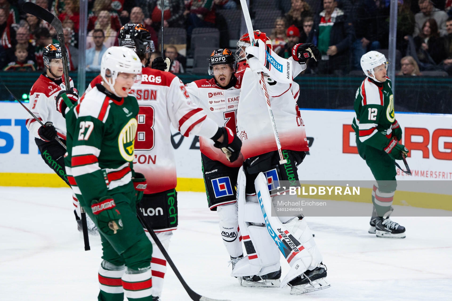 Örebros Kalle Kossila och målvakt Jonas Arntzen jublar