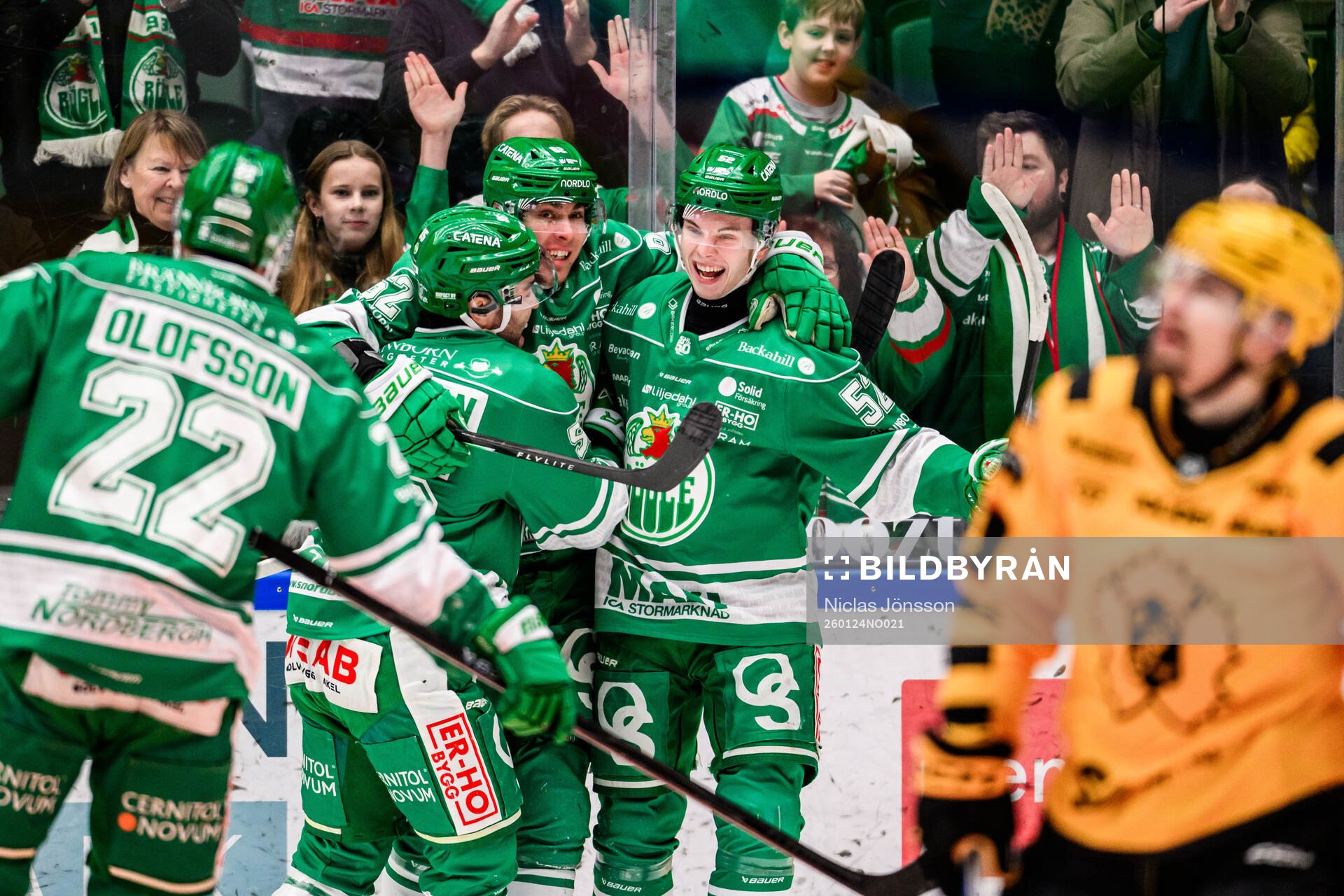 Rögles Lubos Horky och Felix Nilsson jublar