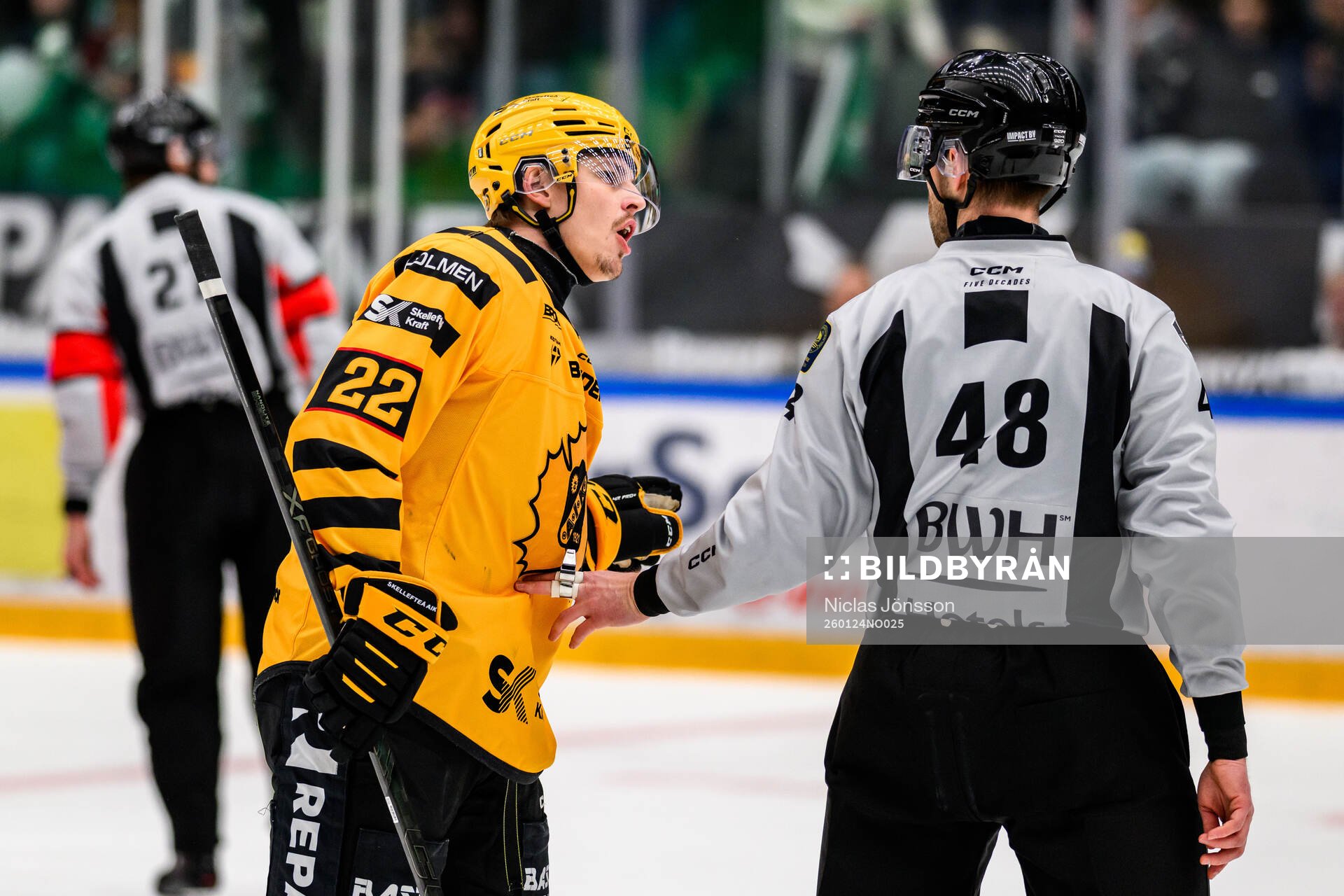 Skellefteås Jonathan Johnson reagerar mot linjedomare