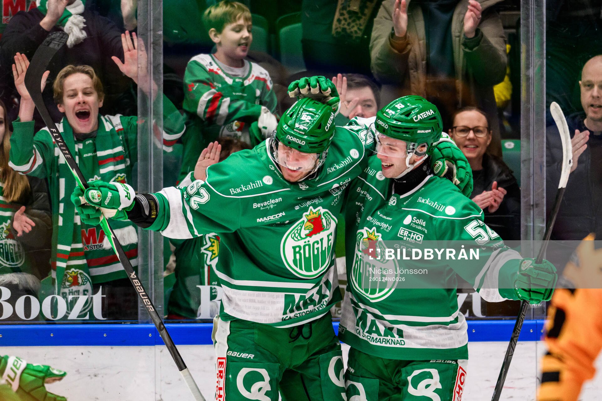 Rögles Lubos Horky och Felix Nilsson jublar