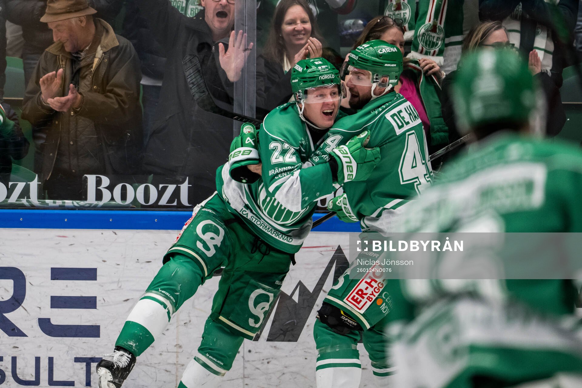 Rögles Fredrik Olofsson jublar med Calvin De Haan