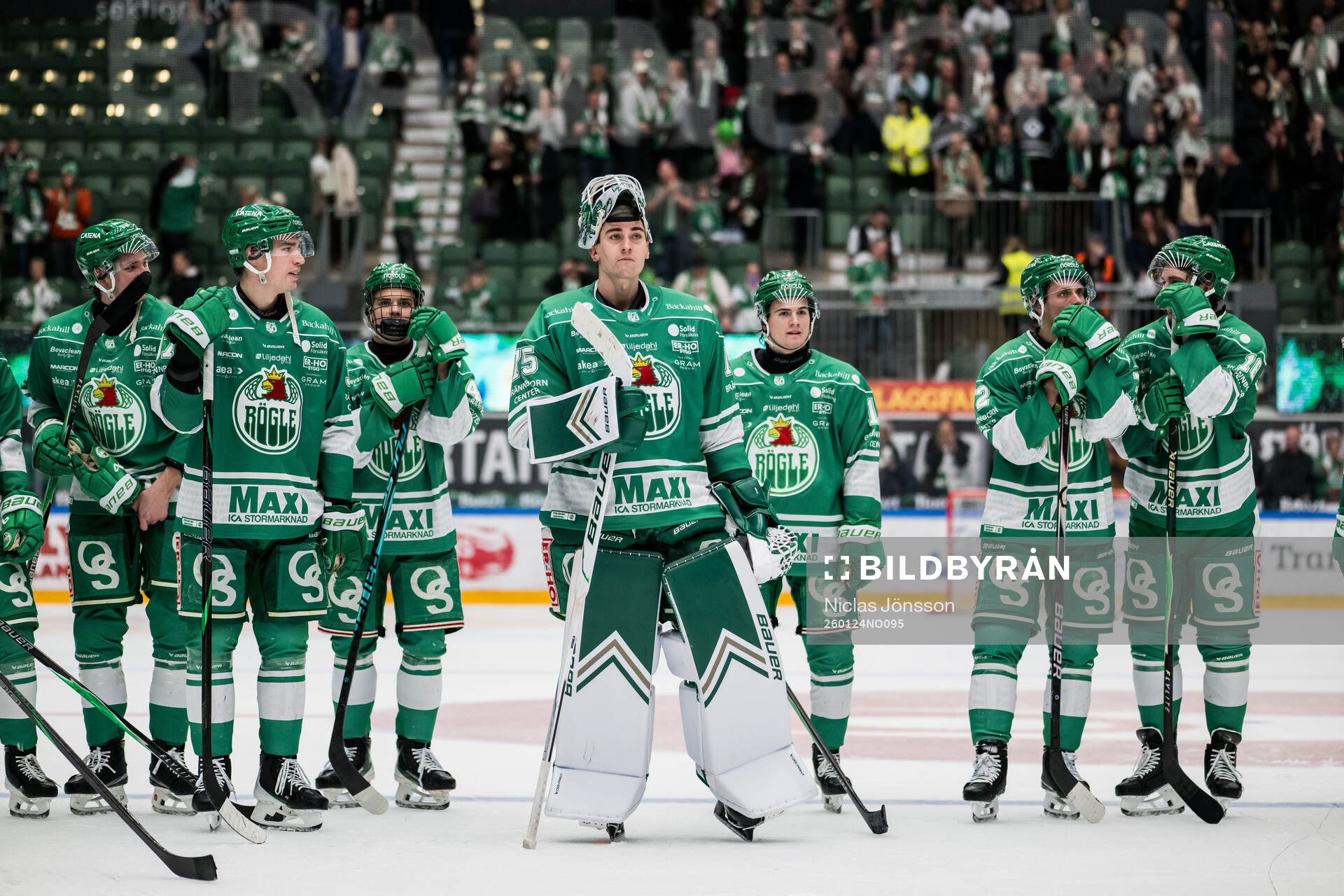 Rögles målvakt Arvid Holm jublar