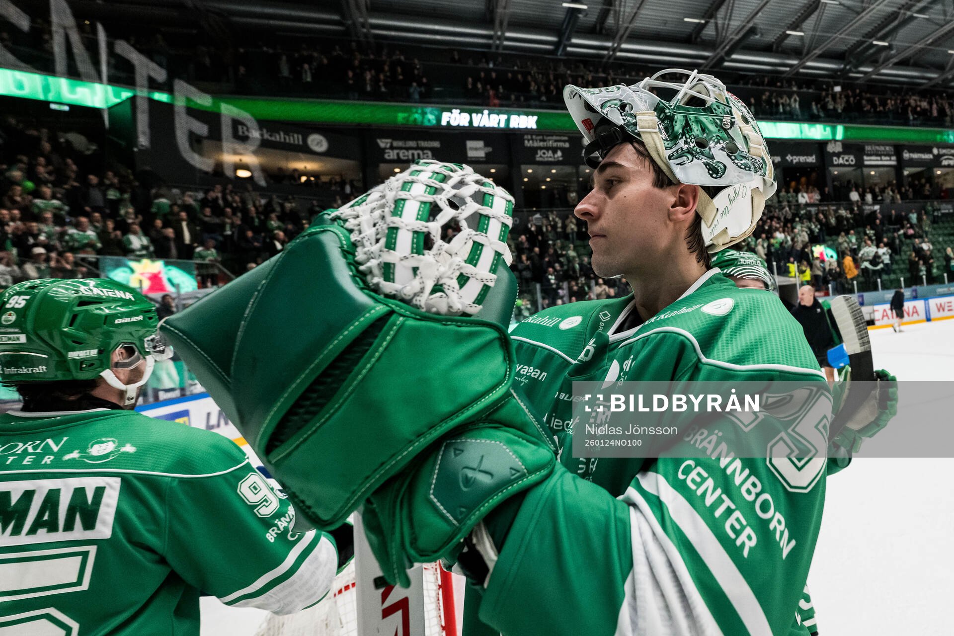 Rögles målvakt Arvid Holm jublar