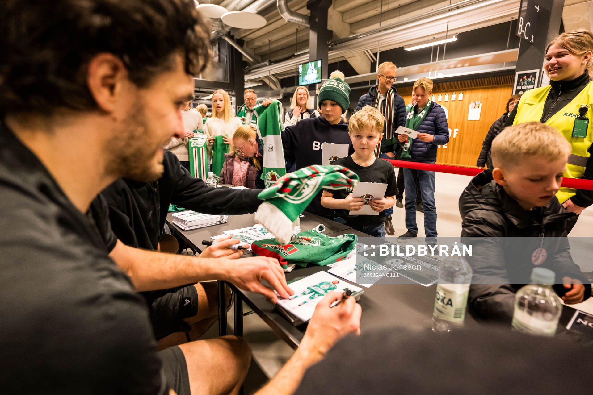 Rögle-spelarna skriver autografer