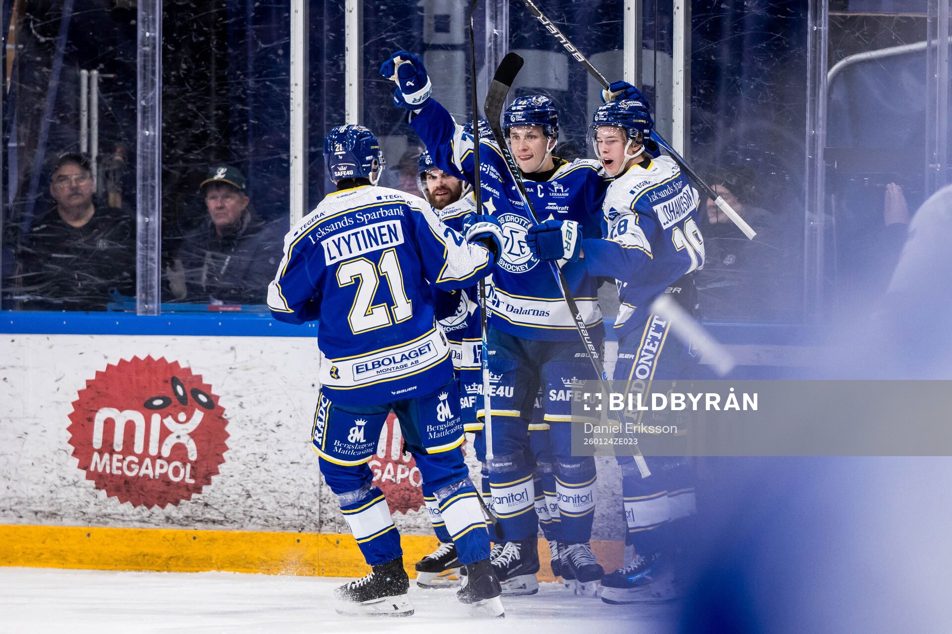 Leksands Lukas Vejdemo jublar med lagkamrater 1-0