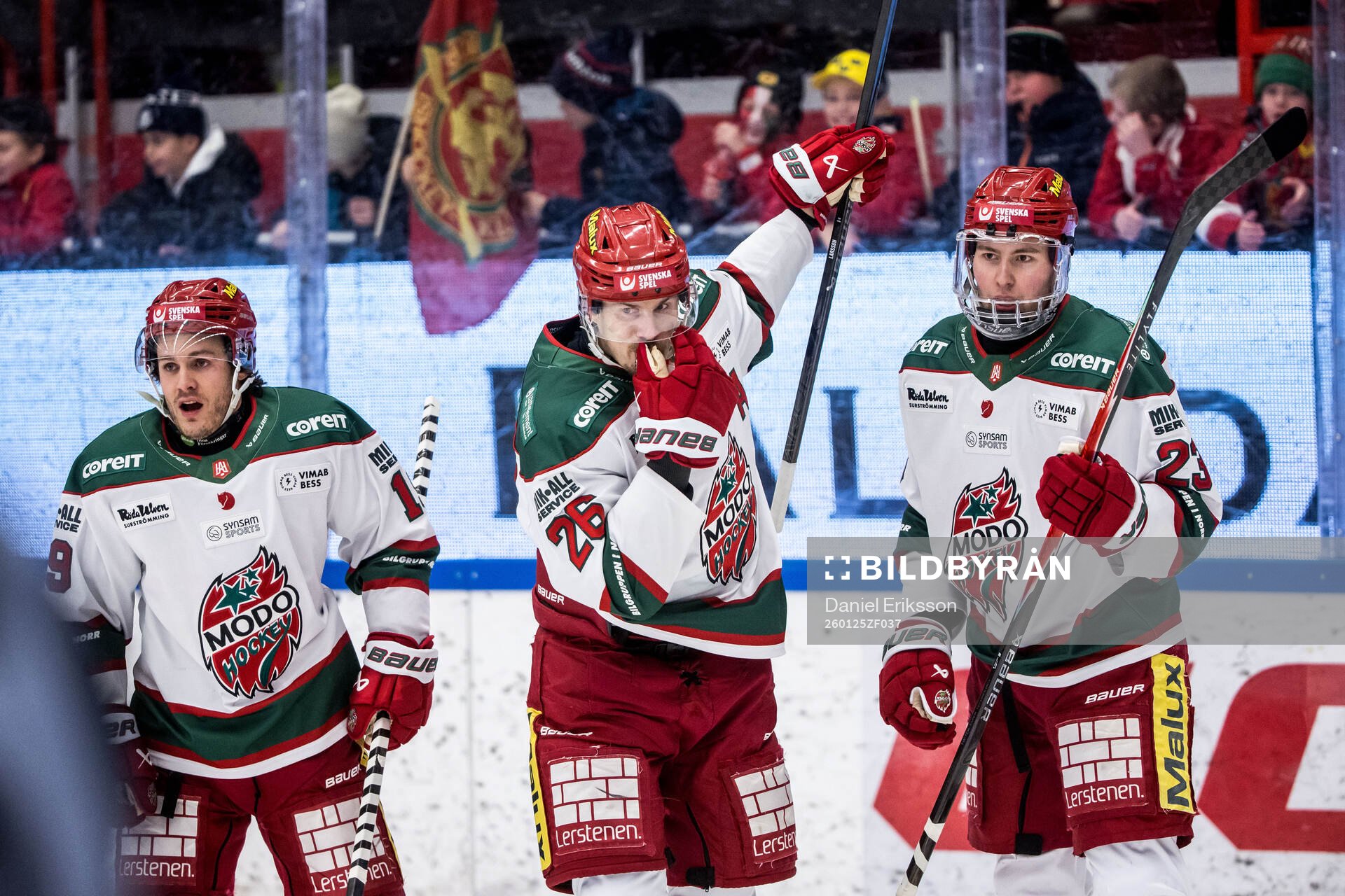 Modos Emil Larsson jublar med Tyler Kelleher och David