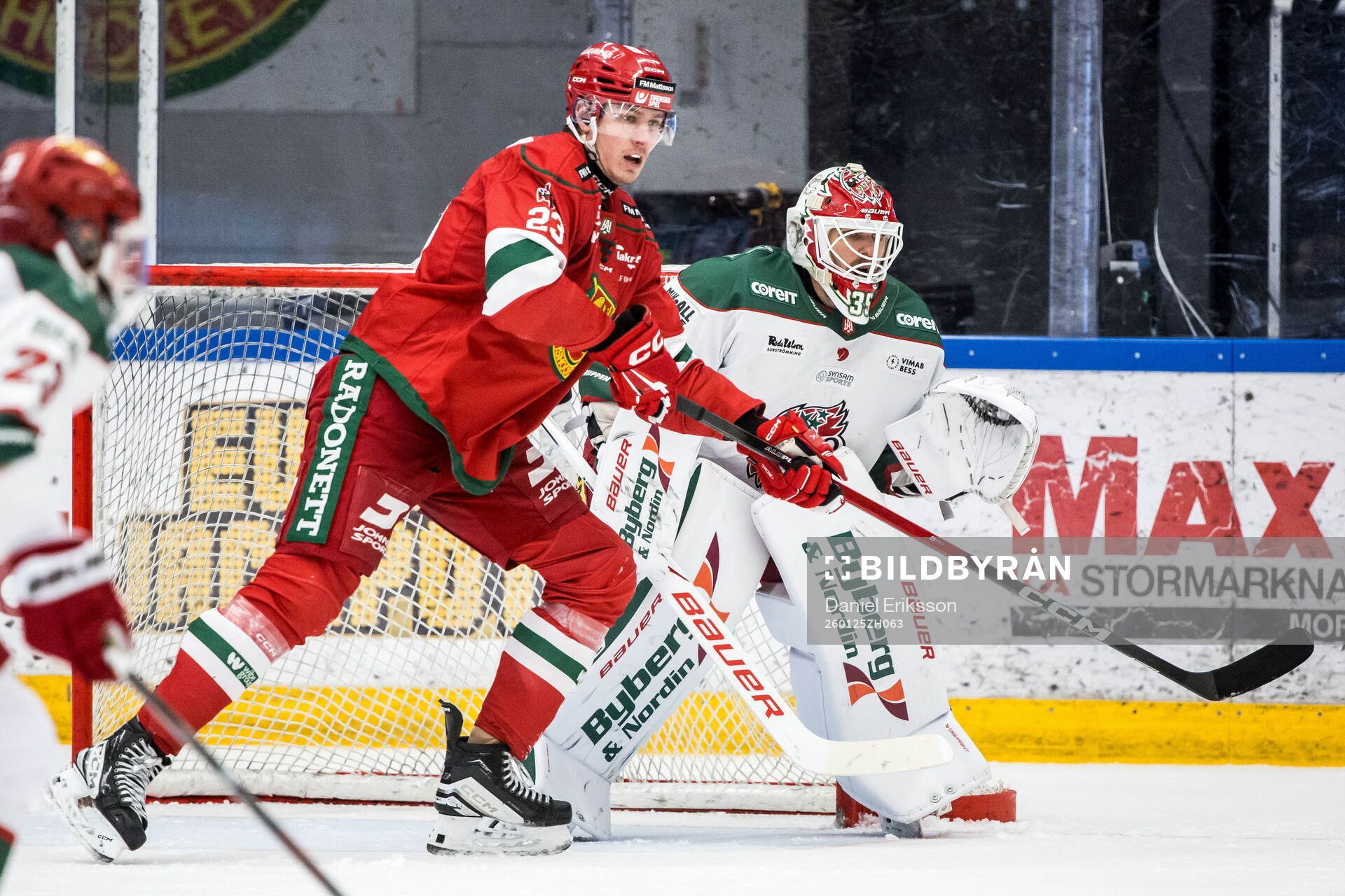 Moras Gustav Olhaver och Modos målvakt Adam Werner