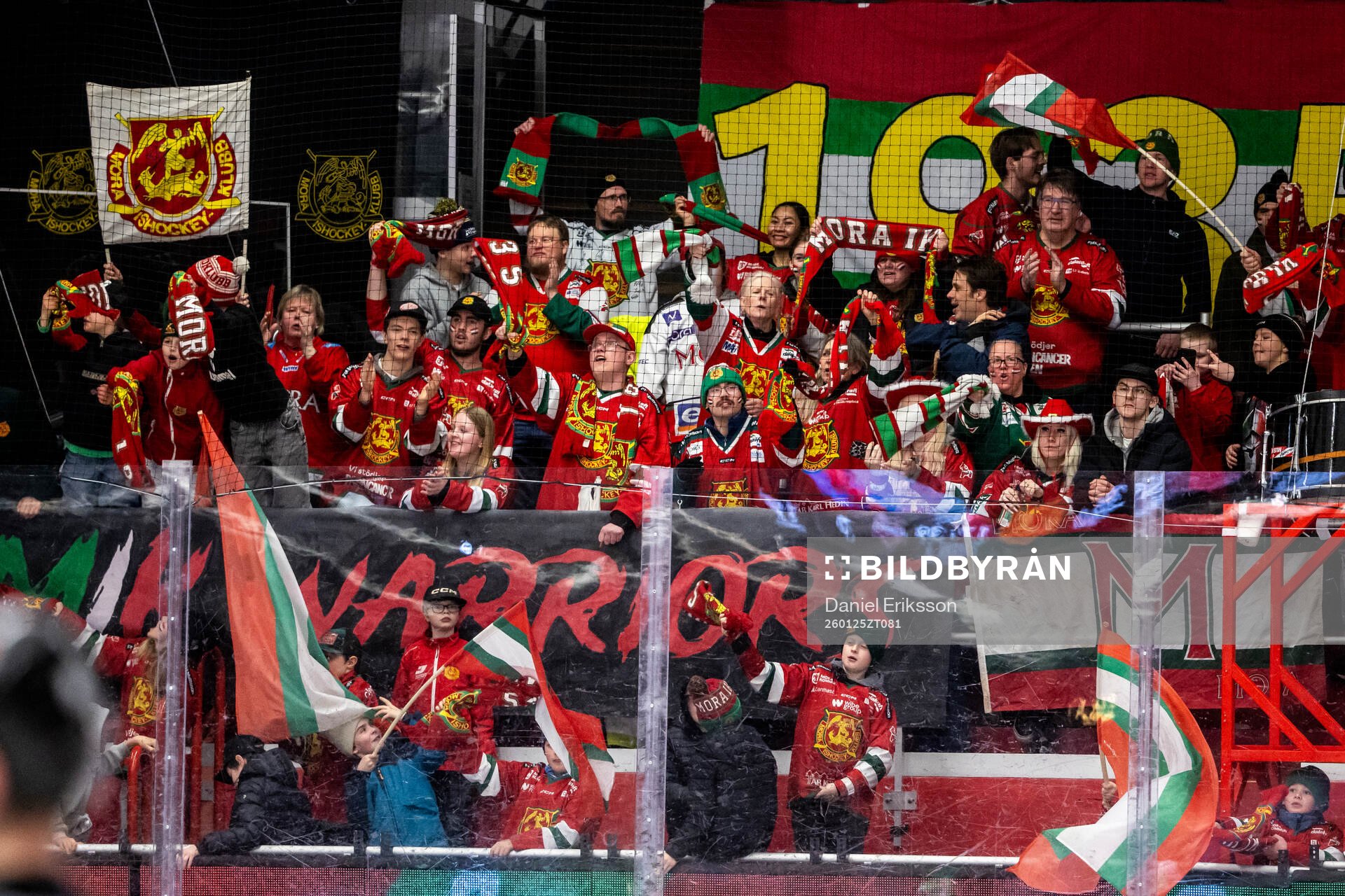 Moras supportrarna jublar