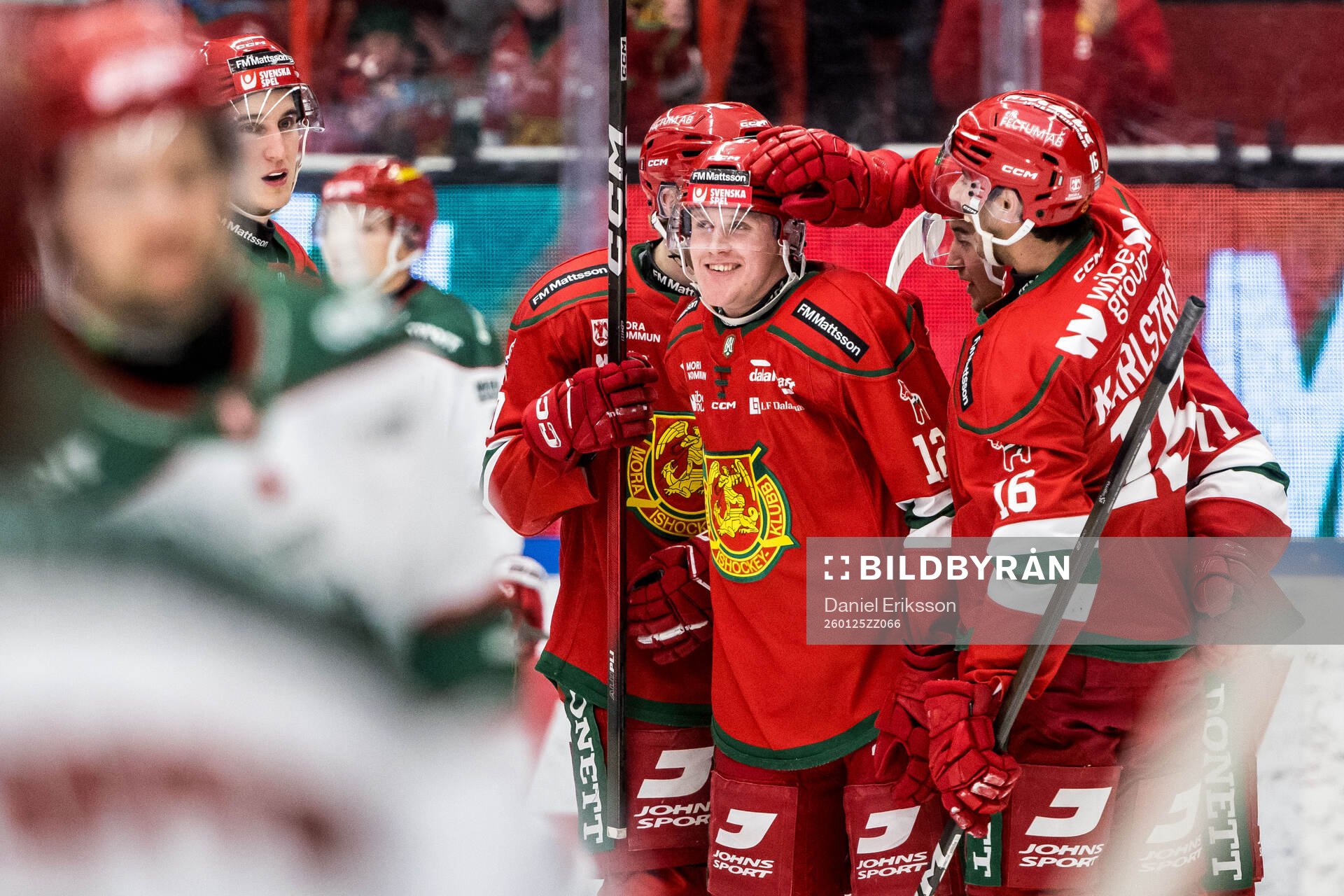 Moras Filip Björkman jublar med lagkamrater