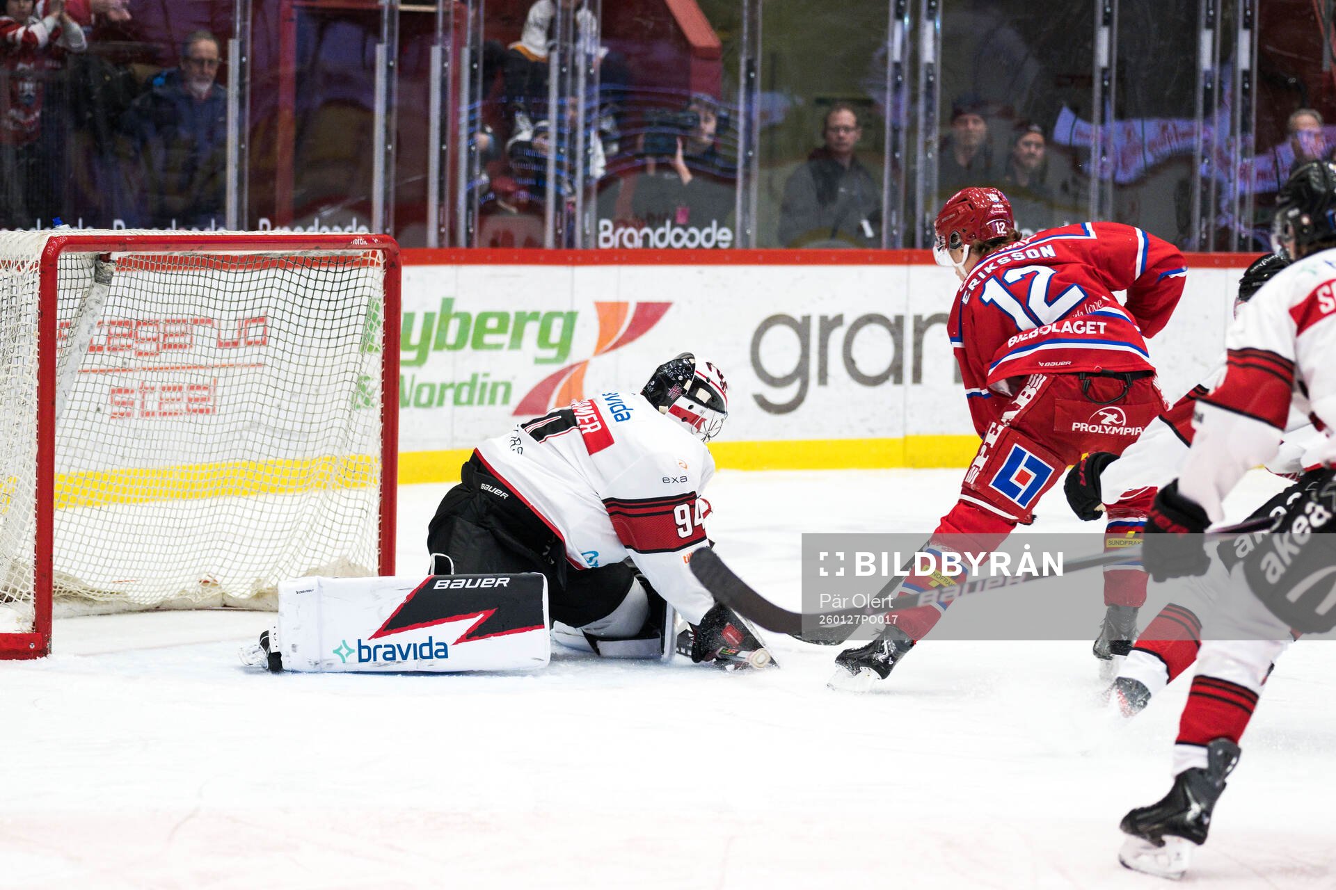 Timrås Linus Eriksson och Malmö Redhawks målvakt Marek